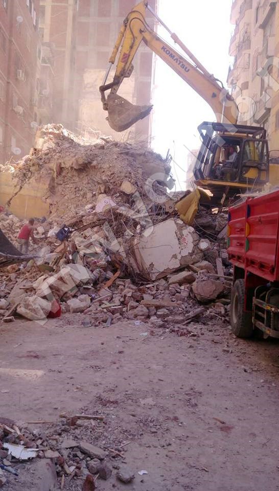 بالصور إتمام عملية أزالة العقار المائل بالازاريطة الإسكندرية