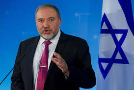 وزير الدفاع الإسرائيلي افيغدور يتهم الرئيس الفلسطيني محمود عباس بالسعي إلى حرب جديدة بين إسرائيل وحماس