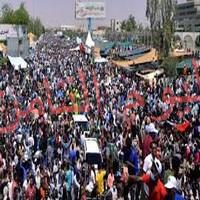 تواصل الاعتصام أمام مقر قيادة الجيش السوداني