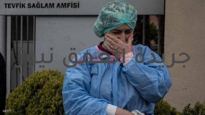 عاملة في مجال الصحة بإسطنبول تبكي لوفاة طبيب بكورونا