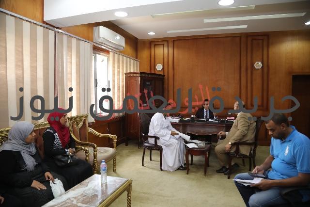 نائب محافظ قنا يواصل لقائه بالمواطنين لبحث شكاواهم