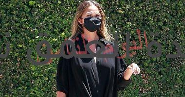 للون الأسود ملك إطلالة كريسى تيجان بظهورها الأخير من الحذاء للكمامة.. صور