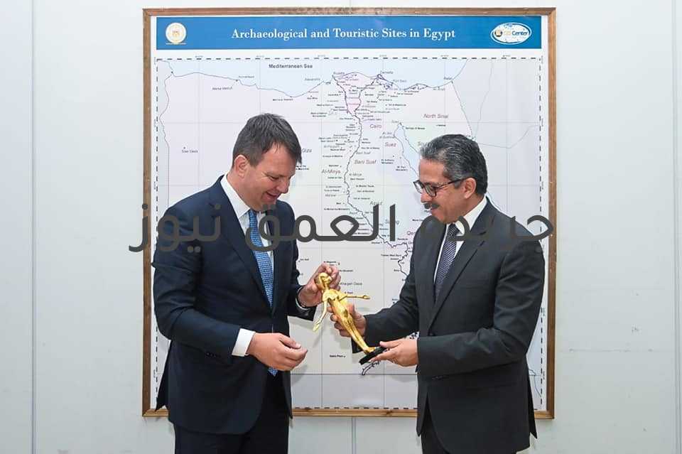 العناني يلتقي الوفد الحكومي الصربي لتعزيز التعاون السياحي والأثري