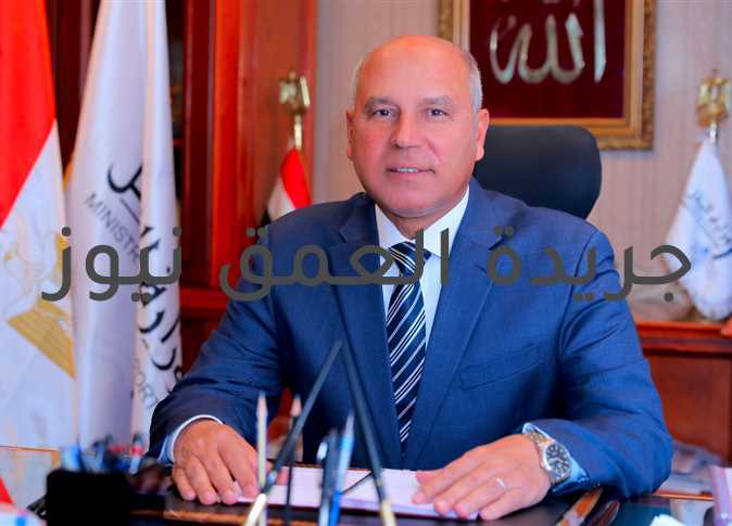 وزارة النقل تتابع التوسع في إنشاء وسائل النقل الجماعي كتبت/ جُمانة صابر تفقد وزير النقل مشروع القطار الكهربائي LRT بالعاصمة الإدارية الجديدة، كما تفقد وزير النقل محطة عدلي منصور التبادلية التي سيتم فيها تبادل الخدمة بين خمسة وسائل نقل مختلفة، و هي محطة لمترو أنفاق الخط الثالث، و محطة لقطار LRT، و محطة للسكك الحديدية (القاهرة/السويس)، و محطة للسوبرجيت، والأتوبيس الترددي(عدلي منصور/السلام). و قام وزير النقل بمتابعة معدلات تنفيذ مشروع قطار مونوريل العاصمة الإدارية الجديدة الذي يشمل 22 محطة، و قد استُكمل تصنيع القطار الأول و اختُبر بالكامل. و أشارَ الوزير إلى أن مشروع المونوريل سيتسبب في نقلة حضارية كبيرة في وسائل النقل الجماعي بمصر، و أضاف أن تلك الوسائل سريعة،و نظيفة،و آمنة، و موفرة لاستهلاك الوقود.