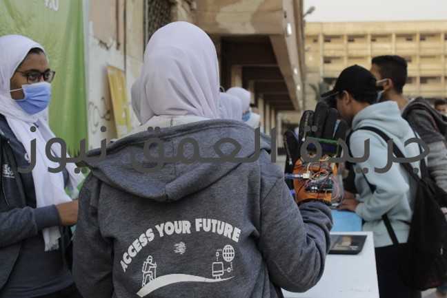 منظمة IEEE بحلوان تساعد طلاب مدارس المتفوقين في تعلم التكنولوجيا كتبت/ جُمانة صابر عقدت المنظمة العلمية IEEE بحلوان التابعة لمعهد الهندسة الكهربائية والإلكترونية بالولايات المتحدة الأمريكية فعاليات الحدث العلمي Texos 2.0 في سنته الثانيه على التوالي في أوائل شهر أبريل ٢٠٢١، حيث نظم ذلك الحدث فريق CommSoc Helwan SC التابع للفريق، والذي يدعم طلاب كلية الهندسة وطلاب مدارس المتفوقين. ونظرًا للظروف التي يمر بها العالم بسبب فيروس كورونا المستجد، قرر الفريق العمل على المسابقة عبر الإنترنت عن طريق استخدام مختلف الوسائل للحفاظ على صحة الطلاب والفريق من العدوى، و مساعده الطلاب قدر الإمكان من الاستفاده من المسابقة والتأكد من فهمهم للمسابقه وشروطها والتفاعل معهم. تستهدف هذه المسابقه طلاب مدارس المتفوقين للعلوم والتكنولوجيا STEM، و تم عقد المسابقة عن بعد عن طريق الانترنت، بداية من الأول من أبريل حتى الثالث من أبريل، و اشتملت المسابقة على ثلاثة أيام، يومين للطلاب لفهم المسابقه وعمل المشروع، واليوم الثالث للتحكيم وتقييم مشاريع الطلاب. الهدف الأساسى من المسابقة هو جعل الطلاب يتفاعلون مع الواقع والمشاكل المتواجده فى البيئه، وحلها عن طريق استخدام التكنولوجيا الحديثة، و إنشاء موقع على الإنترنت أو إنشاء تطبيق على الهواتف المحموله، مما ييجعل الحل متاح للجميع استخدامه والتفاعل معه وسهولة استخدام كل منهما خصوصا مع تطور التكنولوجيا، وأنها أصبحت متاحة للمجتمع كافه ولمختلف الأعمار. وكان المشروع الحاصل على المركز الأول هو مشروع فريق Kilecy، والمشروع كان عبارة عن موقع على الإنترنت يتضمن مشكلة من مشاكل البيئة وهى مشكلة التغير المناخي، و مسبباتها، و تأثيرها على صحة الإنسان والكائنات الحية، كما يتضمن الموقع أيضًا حلول لتلك المشكله التى تؤثر على الحياة على الكوكب. بينما حصل على المركز الثانى فريق NYC الذى عرض مشكلة قلة التنوع البيولوجى وتأثريها على الحياة فى الكوكب بسبب أهمية ذلك التنوع، و عرض الفريق أسباب المشكلة و حلول فعالة لتلك المشكلة.