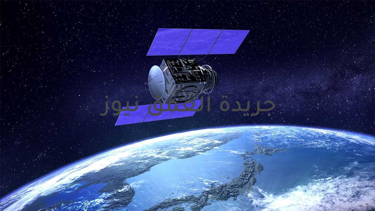 مصر تبني محطة حديثة لمراقبة الفضاء كتبت/ جُمانة صابر أعلن الدكتور مكرم إبراهيم، و هو رئيس قسم أبحاث الشمس و الفضاء بالمعهد القومي للبحوث الفلكية، عن قيام الحكومة بإنشاء محطة حديثة لرصد الأقمار الاصطناعية و الحطام الفضائي، و ذلك في سبيل تطوير القدرات التكنولوجية في مراقبة الفضاء. و كشف الدكتور عن امتلاك المحطة الجديدة لتقنيتين مميزتين، التقنية الأولى هي الرصد بالليزر، و التقنية الثانية هي "التلسكوبات البصرية" التي لها قدرة رصد تصل حتى ارتفاع 40 ألف كيلومتر. و أقر الدكتور مكرم بأن تلك المحطة لها فائدتان، الفائدة الأولى متابعة الأقمار الاصطناعية و حمايتها من الأجسام الفضائية، و ذلك عن طريق إجراء مناورة للقمر الاصطناعي تجعله يحيد عن الأجسام التي قد تعترض مساره، أنا الفائدة الأخرى هي إجراء عملية مسح فضائي؛ للاستقرار على مكان آمن يتم إطلاق القمر الجديد نحوه. و أضاف الدكتور أنه من المقرر وصول التلسكوبات الجديدة إلى مصر نهاية هذا العام بالتزامن مع الانتهاء من تجهيز مبنى المحطة الجديد.