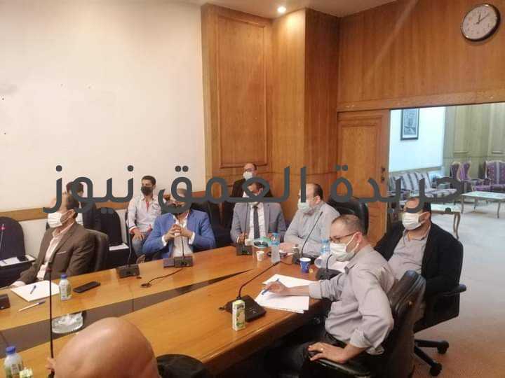 رئيس مستثمري بدر يجتمع مع أعضاء شعبة الادوات الكهربائية لبحث استفادة المصانع من مبادرة "حياة كريمة" كتبت/ هدى العيسوي اجتمع اليوم المهندس بهاء العادلي رئيس مجلس إدارة جمعية مستثمري بدر وعضو مجلس إدارة شعبة الأدوات الكهربائية و الكابلات وغرفة الصناعات الهندسية بشركات الشعبة المشاركة في مبادرة "حياة كريمة". ترأس الاجتماع مهندس عاطف عبد المنعم، رئيس مجلس إدارة الشعبة؛ بهدف دعم مصانع الشعبة لتعظيم حصتها في المشروع بما يحقق المنفعة العامة للصناعة الوطنية في حدود القوانين و اللوائح المعمول بها. و قد أسفر الاجتماع الافتتاحي التنظيمي الذي إستمر أكثر من ساعتين إلي تقسيم قطاعات الشعبة إلي أربعة قطاعات هي الإضاءة العامة و المحولات و اللوحات و الكابلات . وأضاف العادلي أنه تم وضع الخطوط العريضة لكيفية تحديد الطاقات الإنتاجية و مدي توافر نظم الجودة و معامل الإختبارات و القياس لتحقيق المواصفات المطلوبة و دراسة التكلفة التنافسية لكافة المنتجات المقدمة من خلال عدة إجتماعات متخصصة متتالية مزمع إنعقادها الأيام القادمة و تجميعها في دراسة موحدة تقدم إلي القائمين علي المشروع عن طريق غرفة الصناعات الهندسية قبل إنتهاء شهر يوليو القادم علي أن يتم طلب توضيح أسس و معايير الترسية و المواصفات المطلوبة و جهات الإختبار و طريقة الإستلام و الكميات المطلوبة من قبل القائمين علي المشروع لتقديمها إلي شركات الشعبة وصولاً إلي الهدف المرجو من مشاركة الصناعة الوطنية بشكل فعال في هذا المشروع القومي الجبار.