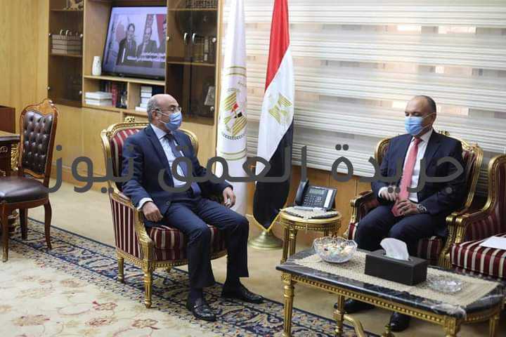 وزير العدل يستقبل سفير المملكة الأردنية الهاشمية بالقاهرة كتبت/ جُمانة صابر استقبل اليوم المستشار عمر مروان، وزير العدل، السفير أمجد العضايلة، سفير المملكة الأردنية الهاشمية بجمهورية مصر العربية، بديوان عام الوزارة. وتناول اللقاء بحث أوجه التعاون بين الدولتين في إطار اتفاقيات التعاون القانوني والقضائي، ومذكرة التفاهم الموقعة بين الدولتين. كما تناول الجانبان تعظيم دور التكنولوجيا في مجال التقاضي، والاستفادة من التجربة المصرية والأردنية في مجال التقاضي الإلكتروني، وتجديد الحبس الاحتياطي عن بعد عبر خاصية الاتصال المرئى ، وخدمة إصدار الشهادات عن بعد في القضايا المدنية، وسبل تعزيز التعاون القانوني والقضائي المشترك بما يحقق المصلحة العليا للبلدين الشقيقين.