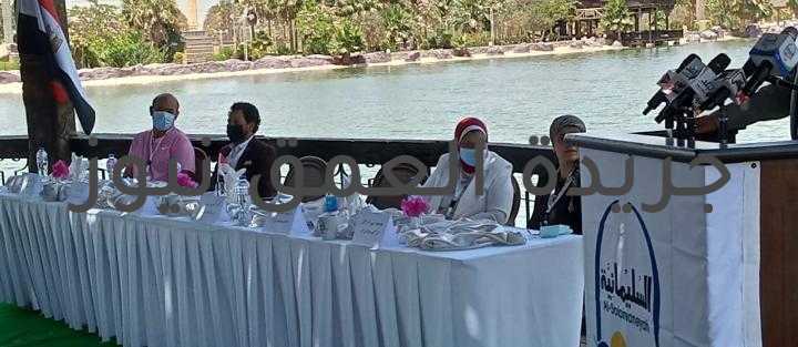 عقد تصفيات أفريقيا المؤهلة لكأس العالم للتنس للناشئين في شهر يونيو بمصر كتب/ ماهر بدر تم ظهر اليوم عقد مؤتمر صحفي موسع برئاسة المهندس وليد سامي بنادي السليمانية الرياضي بمنتجع السليمانية المستضيف للبطولة، حيث أعلن سامي نائب رئيس الاتحاد المصري للتنس بأن مصر أصبحت مقصدا ذات ثقة لتنظيم البطولات العالمية على غرار بطولات العالم للرماية واليد والجمباز، مشيرا بأن الاتحاد المصري للتنس واجه تحديات كبيرة من الاتحادات العالمية في استضافة البطولة، وتم اتخاذ كافة الإجراءات والتدابير اللازمة لضمان سلامة و راحة اللاعبين وخروج البطولة بالشكل الذي يليق بمصر ومكانتها. و أشار سامي أن اختيار المكان تم بعناية وأنه قد عقد ب بطولات سابقة و أنه متوفر به كل المتطلبات الأساسية، مؤكدًا على أنه تم تأكيد 20 دولة أفريقية وعدد اللاعبين 110 لاعب ولاعبة، وتشارك مصر بعدد 12 لاعب ولاعبة بواقع فريقين في كل مرحلة ناشئين. و أكدت لمياء عامر، رئيس مجلس إدارة نادي السليمانية، أن النادي يحتوي على 12 ملعبًا مجهز على مستوي عالي من الدقة وكل ما يلزم اللاعبين، و أنه يوجد ما يزيد علي 120 غرفة فندقية وأن المسافة بين الفندق والملاعب تستغرق بضع دقائق. و أضاف الكابتن رامي شحاتة، مدير النادي ومدرب الفرق، بأن الملاعب منفذة طبقا للقياسات العالمية و أن الاهتمام بها عالي جدا وتحظي باهتمام فائق حتى تظل في قمة الملاعب. و أضاف الكابتن ضياء نبيل، المدير الفني للاتحاد، أن تونس وجنوب أفريقيا، وكوديفوار، و نيجريا، و الجزائر، و المغرب، و غانا، و بروندي، ورواندا، وتنزانيا، وزيمبابوي، ومدغشقر ،وبنينْ وتوجو، وكينيا، وأوغنداْ ونامبياْ والكاميرون، وبتسوانا، و مصر البلد المضيف هم الدول المشاركة. من جهة أخرى، أكدت الدكتورة رشيقة أبو شوشة، عضو مجلس ادارة الاتحاد، أننا نتولي مسؤولية اللاعب من لحظة وصوله إلى المطار وتوفير كل مايلزمه من كافة النواحي والتنظيمات حتي خروجه ومغادرته البلاد، و أن غدا الاربعاء هو اكتمال وصول الفرق المشاركة و أن التصفيات تبدأ من 21-26 يونيو الجاري. ورحب الأستاذ ياسر أحمد، مدير الإعلام، بأننا سنوافي جميع الجهات المعنية بكافة المعلومات اللازمة وتقدم بالشكر للصحافة والإعلام.