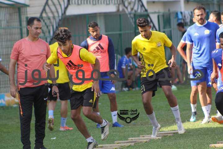 كهرباء الإسماعيلية جاهز للفوز على رأس البر كتب/ أحمد أبو النجا أنهى فريق الكرة الأول بنادي كهرباء الإسماعيلية استعداداته لمباراته الهامة والمرتقبة أمام فريق رأس البر المقرر لها غدا الثلاثاء بملعب رأس البر واكد سيد سيكا مدير الكره بنادي كهرباء الاسماعيلية احد اندية القسم الثالث المجموعة السابعه( الإسماعيلية، والقناة، ودمياط). فرصة الصعود الي القسم الثاني مازالت قائمة بعد ان حققنا الفوز علي الشهداء 1 /0 في مباراه صعبه نظرا لقوة الخصم الذي كان ينافس علي الصعود وتوقف رصيده عند 48 نقطه بينما ارتفع رصيدنا الي 52 نقطه ودخلنا في المنافسة علي القمه مع فريق بور فؤاد والذي يتقدم المجموعة برصيد 54 نقطه والفارق بيننا نقطتين يمكن تعويضهما. أضاف مدير الكرة أن هناك إجماع من الجهاز الفني بقيادة "أحمد كمال"والمدرب العام"وليد صلاح"والمدرب المساعد "محمد توتو"ومدرب حراس المرمي"سامح ابوضيف"واداريين "احمدالصغير ومحمد جمال"واللاعبين علي التمسك بفرصة الصعود ولن نتركها تضيع ونحن نثق في لاعبينا تماما. أوضح "سيد سيكا" أن رئيس مجلس الإدارة المهندس"محمد السيد" يضع كل إمكانيات الإدارة في خدمة الفريق واللاعبين من اجل تحقيق هدف الصعود والعوده للممتاز ب واشار مدير الكره ان مجلس الادارة بالكامل يقدم دعما معنويا كبيرا ومساندة لا حدود لها فلهم كل الشكر والتقدير ونتمني ان نكون عند حسن الظن ونقدم موسما متميز وقوي يكلل جهدنا كاداره فنيه بالصعود.