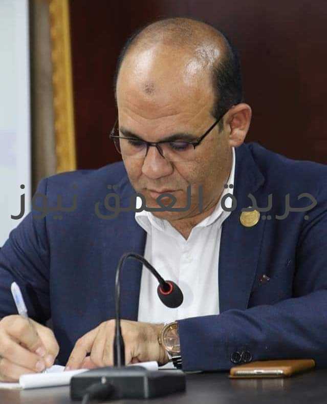 النائب أحمد خشانة يكتب: حق الاختيار كتب/ ميدو حسان يواجه الإنسان منذ أن يولد أموراً ليس له فيها حق الاختيار، وأموراً أخرى يكون الاختيار متاحاً، أنت لا تختار اسمك ولا دينك ولا مكان ميلادك ولا من هو أبوك أو أمك، ولا تختار وطنك ولا البيئة ولا المجتمع الذى تولد وتعيش فيه، ولكن بعد فترة يكون أمام الإنسان فرصة الاختيار، وهذه الفرصة ليست مطلقة، فالفرص أمام الإنسان فى بلد معينة أو فى طبقة معينة أو في منصب معين تختلف تماماً عن فرص إنسان آخر فى بلد أخرى أو طبقة أخرى أو منصب أخر. الاختيار قد يكون فى نوع التعليم وقد يكون فى حجم المجهود الذى يبذل فى التعليم وقد يكون فى درجة المثابرة وإتقان العمل، وهذه اختيارات فى معظم الأحيان تكون واضحة ونتائجها تكون معروفة، فمن يجتهد فى الأغلب تكون فرصه أعلى من المهمل أو المستهتر أو الهاوي وسأظل أحترم مقوله فاقد الشيئ لا يعطيه ، ولكن فى الحياة العملية هناك أمور أخرى تقرر النجاح والفشل، منها القدرة على اقتحام الأفكار الجديدة والابتكار والعمل خارج الصندوق ، والأخذ ببعض المخاطر لأن اختيار المضمون هو اختيار آمن لا محاله .