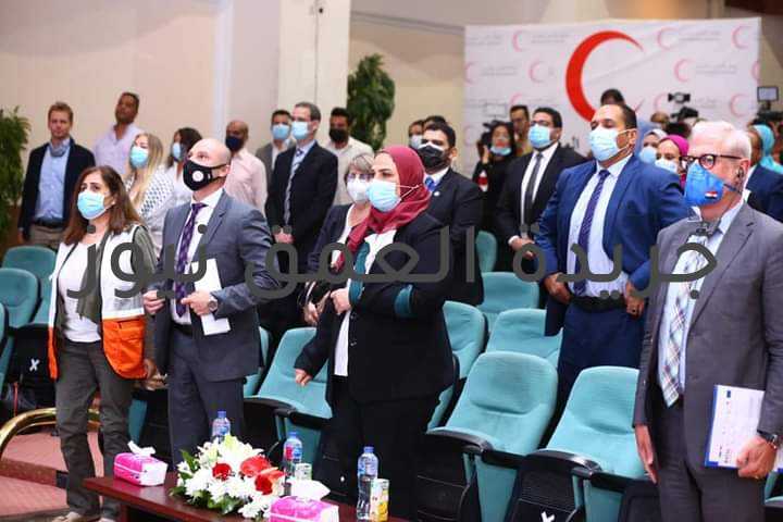 وزيرة التضامن الاجتماعي تتحدث عن وقوف مصر بجانب فلسطين متابعة/ سناء سعفان شهدت نيفين القباج، وزيرة التضامن الاجتماعي ونائب رئيس جمعية الهلال الاحمر المصري، انطلاق قافلة المساعدات الطبية والغذائية التي قام بتوفيرها الهلال الأحمر المصري بالتعاون مع منظمة الهجرة الدولية للأشقاء بالقطاع. جاء ذلك بحضور لوران دي بوك رئيس منظمة الهجرة الدولية والدكتور رامي الناظر المدير التنفيذي للهلال الأحمر المصرى وسفراء وممثلي دول ايطاليا والمانيا وفرنسا واليابان وفنلندا والاتحاد الاوروبي، والتي ساهمت دولهم مع منظمة الهجرة الدولية في توفير المستلزمات. وتضمنت قافلة المساعدات ٦٠ طنا من المستلزمات الطبية والمعيشية والأجهزة والمواد الغذائية وأدوات الوقاية من فيروس كورونا، وذلك في إطار المساعي الجاهدة التي يقوم بها الهلال الأحمر المصرى للتنسيق بين الجانب الفلسطيني من خلال الهلال الأحمر الفلسطيني والشركاء المحليين والدوليين لتسليم المساعدات التي يتم التبرع بها لخدمة المواطنين الفلسطينين المتضررين والمساعدة في تقليل أثر الاضرار على المجتمع الفلسطيني. وصرحت السيدة/ نيفين القباج وزيرة التضامن الاجتماعي بأن الدولة المصرية تهب مدافعة عن الانسان مهما كان جنسه أو دينه، مؤكدة أن حقوق الانسان ليست خطاب ولكن ممارسة وفعل. وقالت إن إطلاق القافلة يأتي في إطار توجيهات الرئيس عبد الفتاح السيسي لتوحيد الجهود الحثيثة للاستجابة إلي الأزمة الراهنة في منطقة الشرق الأوسط التي توجه إليها أنظار العالم أجمع والتي أصابت قطاع غزة. وأضافت أنه لا يخفى على أحد أن مثل تلك الاحداث تنال من الإنسانية جمعاء، مشيرة إلى أنه على مدار التاريخ شهد العالم العديد من النزاعات التي حولت العديد من الآمنين الي مستضعفين ونازحين، بلا مأوي وبحاجة إلي كل من الدعم والاستجابة العاجلة. وقالت القباج إن مصر أثبتت على مدار التاريخ جاهزيتها وحضورها الدائم لدعم وخدمه الإنسانية متي تطلب الأمر بكل القوة والحب وبكل الموارد الممكنة، مؤكدة أن فلسطين كانت ومازالت في ضيم من العيش بسبب الموقف الذى يمتد منذ زمن والذى ازداد سوءا بسبب الاحداث الأخيرة خاصة التي تنال من المدنيين والآمنين. وأكدت أن الدور القيادي لجمهورية مصر العربية وفخامة الرئيس عبد الفتاح السيسي، وبموجب المسئولية الملقاة على عاتقها كانت من أولى الدول التي قدمت يد العون والمساعدة السباقة الي دولة فلسطين الشقيقة وفتحت معبر رفح البري لاستقبال الجرحى والمصابين وذويهم في مختلف المنشأت الصحية كاستجابة سريعة منذ اللحظات الأولي لاندلاع الاحداث، وفي الوقت نفسه قامت الحكومة المصرية ومنظمات المجتمع المدني والمؤسسات الدينية بتجهيز الاحتياجات من مختلف المواد الاغاثية. وأضافت أنه انطلاقا من كون الهلال الأحمر المصري جمعية وطنية ومنوطة بالاغاثة بالإضافة إلي كونها جهاز مساعد للسلطات المصرية، كانت الكيان الأول في الاستجابة لهذه الازمة، مشيرة إلى التاريخ العريق مهد للهلال الأحمر المصري في العمل الميداني، من كونه على استعداد دائم للاستجابات السريعة والاستعداد المسبق لشتي الازمات والكوارث المحلية منها والدولية. وأوضحت أنه من خلال العلاقات القوية لجمعية الهلال الأحمر المصري مع مختلف الشركاء والمنظمات وجه الهلال الأحمر المصري جهوده عن طريق عدة محاور متزامنة، حيث تواصل من ناحية مع الهلال الأحمر الفلسطيني والحكومة الفلسطينية ومن ناحية اخرى مع الفاعلين الأساسيين في الاستجابة للأزمة الراهنة، كما عمل على تحضير شحنات المواد والمستلزمات الاغاثية وتسليمها الى الاشقاء الفلسطنيين لتخفيف الاضرار الناتجة من مجريات الاحداث. وتابعت القباج أن الهلال الأحمر المصري قام باستدعاء المتطوعين بمحافظة القاهرة وشمال سيناء واتخاذ كافة الإجراءات اللازمة للتواجد جنبا الى جنب مع الاشقاء في قطاع غزة، وفي الوقت ذاته كان التنسيق قائما مع الشركاء والأقران لاتخاذ السبيل الأمثل في تلبية احتياجات قطاع غزة. كما أشادت وزيرة التضامن الاجتماعي بدور منظمة الهجرة الدولية التي تمكنت من الاستجابة للاحتياجات الرئيسية للفئات المستضعفة والنازحين وأيضا لأماكن الخدمات المتضررة من الأزمة. وأكدت أن نجاح توفير المستلزمات والأدوات المطلوبة والتسليم لهذه المهمة التي نحن بصددها اليوم، يرجع الفضل فيها إلي الفرق المعنية في كلتا المنظمتين وأدائهم واستجابتهم المتميزة، معربة عن خالص الشكر لكافة الجهات المانحة التي قدمت يد العون والمساعدة من أجل خدمة الإنسانية والبشرية وتخفيف وطأة الاحداث على الاشقاء في قطاع غزة، مشيرة إلى أن الهدف الأوحد والغاية الاسمي التي نعمل جميعا من أجلها جميعا هي الحفاظ على حياة الأبرياء. واختتمت كلمتها بالتأكيد على أنه لا شيء يمكن أن يمحي الضرر الوخيم الذي تسببت به هذه الازمة على الانسان باعتباره البنيان الاسمي، مع ذلك أقل ما يمكن تقديمه هو مد يد العون لتضميد هذه الجراح، قائلة : "البشرية كالجسد الواحد، إذا تضرر جزء منه أو عضو من أعضائه، فإن باقي الجسد يعمل معا من أجل تخفيف ومعالجة الضرر الواقع"، معربة عن خالص شكرها وتقديرها لجميع الحضور والشركاء لعملهم المتفاني لانجاح المهمة. ومن جانبه، صرح السيد/ لوران دى بوك، رئيس بعثة المنظمة الدولية للهجرة فى مصر قائلا "لا يمكنني إخفاء فخرنا وشرفنا بأن نكون على صلة باستجابة مصر لمساعدة سكان قطاع غزة بسبب الأزمة الأخيرة التي مرت بها المنطقة". وأضاف "من واجبنا دعم النازحين في جميع أنحاء العالم، واليوم تمثل شراكتنا مع الهلال الأحمر المصري الالتزام الإنساني للمنظمة الدولية للهجرة لدعم مشاركة مصر الدؤوبة لتقديم الدعم الإنساني للفلسطينيين، بالإضافة إلى موقف مصر من أجل السلام وإعادة الإعمار". وقال: "نحن على يقين من أن أكثر من ٣٠ طنًا من العناصر والمعدات الطبية والأدوية، وعدة آلاف من مجموعات النظافة، والمواد الوقائية من كوفيد-19، والمواد الغذائية وغير الغذائية، سيتم استخدامها بكفاءة لزيادة قدرة الفلسطينيين على الصمود وزيادة قدرات مصر على تقديم المساعدة المناسبة للمحتاجين، وعدم ترك أي شخص يتخلف عن الركب". ومن جانبه، صرح الدكتور رامي الناظر المدير التنفيذي لجمعية الهلال الأحمر المصري بأنه على ما يزيد من 25 يوم منذ اندلاع الاحداث يستمر متطوعي الهلال الاحمر المصري دون كلل بالتواجد بالمعبر والمستشفيات المصرية لدعم الاشقاء الفلسطينيين، حيث تم استقبال وتوفير الخدمات اللازمة من دعم نفسي واعادة للروابط العائلية للمصابين بالاضافة لذويهم من المرافقين، كما تم توفير ايواء للمرافقين لاستضافتهم خلال فترة تلقي ذويهم العلاج، وتوفير كل ما يلزمهم من مساعدات غذائية وملبس ومستلزمات شخصية خلال فترة تواجدهم بجمهورية مصر العربية. وأضاف أن دعم الهلال الاحمر المصري لجهود الاغاثة بالجانب الفلسطيني لا يزال مستمرا ، حيث تم ارسال عدد شحنتين من المساعدات الطبية العاجلة والتي تشمل علي مستلزمات واجهزة طبية وادوية ومستلزمات اغاثة وحقائب دعم نفسي اجتماعي في حالات الطوارئ بالاضافة لشحنة اغاثية ثالثة تم ارسالها الي محافظة شمال سيناء لدعم كافة الجهود اللازمة لاستقبال المصابين وذويهم داخل المستشفيات، كما حرص الهلال الاحمر المصري على التواجد جنبا الي جنب بجوار أشقائه من الهلال الأحمر الفلسطيني داخل قطاع غزة من اجل تقديم العون والمساعدة في مختلف المجالات وتعزيز التعاون وتنسيق العمل. ومن جانبها، أشادت مي عارف رئيس البعثة الدائمة للهلال الأحمر الفلسطيني في مصر بالدور المصري العظيم في الاستجابة العاجلة للأزمة التي شهدها قطاع غزة، مشيرة إلى أن الشعب الفلسطيني يدرك دور مصر العظيم في دعمه. وأضافت أن القافلة التي يتم إطلاقها اليوم تمثل جزءا من جهود مصر المتواصلة منذ سنوات طويلة لدعم الفلسطينيين في قضيتهم، مقدمة خالص الشكر والتقدير والاعتزاز نيابة عن الشعب الفلسطيني للهلال الأحمر المصري والقيادة السياسية المصرية لجهودهم الخالصة لدعم الأشقاء الفلسطينيين.