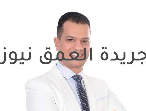 "محمد الفولي"يوضح الأشخاص الذين لا تناسبهم عملية تكميم المعدة كتبت/ هدى العيسوي صرح الدكتور محمد الفولي، عضو هيئة التدريس بكلية الطب جامعة عين شمس واستشاري جراحات السمنة والمناظير وشفط الدهون، وصاحب مبادرة "صحتك أحلى"، عملية تكميم المعدة هي حل جراحي للتغلب على مشاكل زيادة الوزن التي تتواجد بشدة في عصرنا الحديث إجراء تكميم المعدة عملية اصبحت سهلة، وتعد جراحة تكميم المعدة من أشهر جراحات إنقاص الوزن التي تعمل على تقليص حجم المعدة من خلال إزالة جزء منها يبلغ حوالي 70-85% من حجمها. وقال الدكتور محمد الفولي أن المعدة بعد العملية تصبح ممراً أنبوبي الشكل أشبه ما يكون بثمرة الموز أو الوعاء الصغير، مما يساعد على تقليل كميات الطعام التي يتناولها الإنسان، ولا يمكن التراجع عن عملية التكميم أو تركيب الجزء المزال، ولكن قد تتوسع المعدة مع الوقت بتناول كميات كبيرة من الطعام. وأضاف الدكتور محمد الفولى، تسيطر عملية التكميم على الإحساس بالجوع، وتناول الاشخاص لكميات هائلة من الطعام والذي يعد السبب الرئيسي وراء زيادة الوزن، وتحدث السمنة عندما تتكرر العادات الغذائية والحياتية الخاطئة، مما يجعل الجسم غير قادر على الهضم بشكل كامل، فيخزن الكبد الفائض على هيئة خلايا دهنية تتراكم في مناطق متفرقة من الجسم. وأوضح الدكتور محمد الفولي أن عملية تكميم المعدة تعد العملية الأنسب للأشخاص ممن يعانون من السمنة المفرطة والرغبة في خسارة كمية هائلة من الوزن بشكل سريع، كما أن تكميم المعدة لا يناسب الأشخاص الذين تزيد أوزانهم عشرة أو عشرين كيلو جرام ومن أهم الشروط الواجب توافرها في المريض قبل إجراء عملية تكميم المعدة أن يتراوح عمر المريض ما بين 18 – 65 عام، ومؤشر كتلة الجسم BMI أكثر من 35.