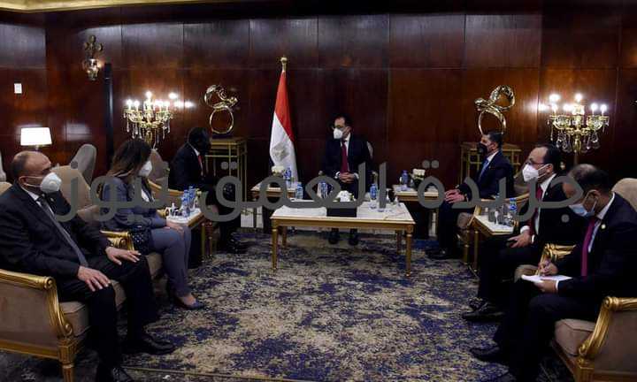 مدبولي يشارك في فعاليات الدورة الأولى لمنتدى رؤساء هيئات ترويج الاستثمار الأفريقية كتبت/ جُمانة صابر خلال مشاركته فى فعاليات الدورة الأولى لمنتدى رؤساء هيئات ترويج الاستثمار الأفريقية، اليوم، التقى الدكتور مصطفى مدبولى، رئيس مجلس الوزراء، الدكتور ديو ماثوك دينج، وزير الاستثمار بجمهورية جنوب السودان، وحضر اللقاء المستشار محمد عبد الوهاب، الرئيس التنفيذى للهيئة العامة للاستثمار. واستهل رئيس الوزراء المقابلة، بتوجيه التهنئة لوزير الاستثمار بجنوب السودان على توقيع مذكرة تعاون مع الهيئة العامة للاستثمار، معرباً عن أمله فى أن تسهم المذكرة فى تعزيز العلاقات المتنامية مع جمهورية جنوب السودان، خاصة فى شقها الاستثماري. وأضاف مدبولى: الرئيس عبد الفتاح السيسى يتابع بصورة حثيثة تطور العلاقات مع جنوب السودان، ويوجه دوماً ببذل كل الجهد لتطويرها، وتلبية مطالب الأشقاء فى جنوب السودان، وتعزيز أطر التعاون بين البلدين. من جانبه، أعرب وزير الاستثمار الجنوب سودانى عن سعادته بالتعاون القائم مع الهيئة العامة للاستثمار والمناطق الحرة، مشيداً بحرص الهيئة على التواصل الدائم مع وزارة الاستثمار فى جنوب السودان، ونقلها كل الخبرات الممكنة، من أجل مساعدة جنوب السودان على جذب الاستثمارات اللازمة لتحقيق النمو فى البلاد. واختتم الدكتور مصطفى مدبولى اللقاء، بالإعراب عن اعتزازه بالزيارات الثلاث التى أجراها إلى جوبا، متمنياً لشعب جنوب السودان الاستقرار و التنمية.