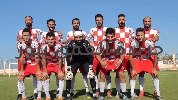 أفراح بالمحلة..بعد صعود صيد المحلة لدوري الدرجة الثانية كتب/ عبد السلام السايس _ علاء أبو غانم فاز اليوم فريق صيد المحلة على فريق دسوق فى مباراة تحديد المصير،والصعود لدوري الدرجه الثانيه الممتاز بهدفين مقابل هدف احرز الهدف الاول محمد الدسوقى فى الدقيقه 16 والهدف الثانى فى الدقيقه 30 من الشوط الثانى احرزه شادى اسماعيل مباراه عصيبة اليوم صيد المحلة يواصل تألقه ويفوز علي دسوق العنيد بهدفين مقابل هدف في عدد من جماهير المحله لمساندة الفريق و حضور اعضاء مجلس النواب والشورى الحاج احمد الشعراوي والنائب محمود الشامى والنائب احمد بلال البرلسى والنائبه ساميه توفيق تحقق حلم الصعود في هذه المباراه القويه بين الفريقين وكان قد شهد ملعب المباراه احتفالات الفريق بالصعود بعد غياب طويل تحت اشراف الجنرال محمد الحليبي المشرف العام ورئيس مجلس اداره النادى والمدرب المخضرم طارق السعيد بالفوز بهدفين مقابل هدف واحد ويذكر ان كابتن طارق السعيد المدير الفني لفريق صيد المحلة برغم قلة الإمكانيات بالنادي وصعوبة الأجواء خاصة بأن الصيد لا يمتلك ملعب لإقامة المباريات أو خوض التدريبات عليه وقاموا بتغير الملعب أكثر من مرة .. وحدث من قبل بأن اللاعبين قامت بخوض المران الجماعي استعداداً لإحدي المباريات في أحد الشوارع بمدينة المحلة بسبب عدم توفير ملعب . إلا أن المدير الفني والجهاز المعاون ورئيس مجلس الاظارة الجنرال محمد الحليبى فرضوا حالة من الإستقرار بين لاعبي الفريق ونجحوا في تحقيق إنجاز هو الصعود لدورى الدرجه الثانية الممتاز ب. وقاد كابتن طارق الفريق في 28 مباراة حتي الآن نجح في احتلال صدارة المجموعة طوال الموسم وجمع 64 نقطة، حقق الفوز في 20 مباراة، وتعادل في 4 وتلقي الهزيمة في 3 مباريات وجاء تشكيل فريق نادى صيد المحله احمد قاسم/عبد الرحمن عوف/ محمود مصطفى/اسلام محمد/مصطفى السيد/احمد عطيه/عمر طارق/محمد حلمى/محمد الدسوقى/شادى اسماعيل/ابراهيم السامولى الادارين الجنرال محمد الحليبى مشرف عام ومدير ورئيس مجلس اداره كابتن هانى على يوسف مدرب عام و كابتن رجب حامد مدرب عام و كابتن صلاح محمد نبيل مدرب حراس مرمى و كابتن احمد السيد مدير شئون لاعبين و كابتن طارق محمد مدير فنى و كابتن محمد نصرالدين مديرادارى وكابتن عمرو مصطفى خليل ادرى و كابتن محمد عباس اخصائى اصابات وتاهيل و محمد عوض مسئول اعلامى والسيد على مسئول مهمات و عبد الحميد فلفل مسئول مهمات. وجاء تشكيل فريق دسوق فارس محمد/محمود هلال/رمضان الزياتى/اسلام محمد/سامى الحوشى/سعد ولاع/ابرهيم سرور/راضى فتحى/بودى جاد/محسن هنداوى/محمد المصرى/سيد عتيم/عمرو اباظة/عادل عبد المقصود/احمد العرابى/عبد الرحمن مطر/محمد عبد المنعم/ابرهيم محمد/طارق وحيد. حكام المباراة: أحمد صالح _ محمد مجدى سلامة_ محمد الحلو _ محمود كثير.