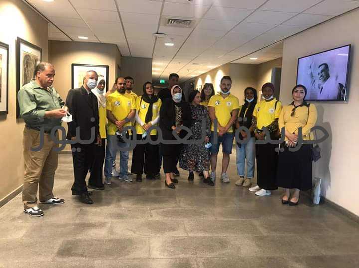 ضمن فعاليات اليوم الثاني عشر، وفود منحة «ناصر الدولية للقيادة» يزورون مكتبة الإسكندرية كتبت/ سناء سعفان نظمت وزارة الشباب والرياضة، اليوم السبت ، زيارة الي مكتبة الإسكندرية منارة العلم ورمز الثقافة ، للوفود المشاركة ضمن فعاليات اليوم الثاني عشر من منحة الزعيم جمال عبد الناصر الدولية للقيادة ،بنسختها الثانية، التي تحمل شعار "تعاون الجنوب جنوب" بالتعاون مع الأكاديمية الوطنية للتدريب ووزارة الخارجية والعديد من المؤسسات الوطنية، وذلك بمشاركة 120 قيادة شبابية من 53 دولة على مستوى القارات الثلاث (أفريقيا - آسيا - أمريكا اللاتينية)، والتي تقام خلال الفترة من 1 حتي 16 يونيو الجاري لعام 2021، تحت رعاية الرئيس عبد الفتاح السيسي_ رئيس جمهورية. استهل المشاركون جولتهم داخل المكتبة بالتعرف على تاريخ إنشائها وأبرز ما تحتويه من تراث يعبر عن جميع الثقافات والذى جعلها واحدة من أهم ايقونات العلم والثقافة على المستوى الإقليمي والعالمي. قدم القائمون على المكتبة عرض تاريخي لمصر منذ فجر التاريخ والأحداث والحضارات المختلفة التى مرت عليها و التى جعلتها واحدة من الدول العظيمة ذات تاريخ وأثر مرموق. شاهد الشباب التحف الفنية التشكيلية التى تحتويها المكتبة على جدرانها و التى توضح في لوح فنية معبرة تاريخ مصر الفرعوني والسلام المجتمعى وتسامح الأديان وأشهر مساجد والكنائس المصرية الدلة على الوحدة الوطنية وتسامح الأديان ومحبة المصرين بعضهم لبعض. علي صوت الزعيم الراحل محمد أنور السادات حينما قال « وربما جاء يوم نجلس فيه معا لا لكى نتفاخر ونتباهى ولكن لكى نتذكر وندرس ونعلم أولادنا وأحفادنا جيلا بعد جيل، قصة الكفاح ومشاقه ومرارة الهزيمة وآلامها وحلاوة النصر وآماله» ، دخل الوفد الى متحف بطل الحرب والسلام والذي يقع في الركن الشرقي من المكتبة لرؤية مقتنيات الزعيم الراحل وملابسة العسكرية الرسمية. اختمت زيارة المحافظة بجولة سياحية حرة في منطقة الكورنيش حيث غرد المشاركون عبر صفحاتهم الشخصية على مواقع التواصل الاجتماعي عن سعادتهم البالغة بزيارة محافظة الإسكندرية عروس البحر المتوسط ورؤية أهم معالمهم والاستمتاع بمناخها الصيفي الساحر ، ذلك من خلال التقاط الصور الفوتوغرافية والفيديوهات المرئية. من جانبه قال الأستاذ الدكتور أشرف صبحي وزير الشباب والرياضة ان الوزارة بالتعاون مع المؤسسات الوطنية المشاركة في تنظيم فعاليات منحة الزعيم الراحل جمال عبد الناصر ، تسعي جاهدة لتعريف شباب العالم المشاركين بمعالم مصر الحضارية وجهود القيادة السياسية في تحقيق الطفرة التنموية بالمجالات والتخصصات المختلفة وهذا يتضح من خلال زيارة بانوراما حرب السادس من اكتوبر ، منطقة أهرامات الجيزة وسقارة ، الهيئة العربية للتصنيع والإنتاج الحربي ، مركز البحوث والدراسات الزراعية ، متحف القوات الجوية المصرية، أكاديمية الشرطة، مجلس النواب ، قاعدة رأس التين البحرية العسكرية ، مكتبة الإسكندرية ، إلى جانب زيارة بعض المناطق المقرر زياراتها ومنها قناة السويس ، والعاصمة الإدراية الجديدة . أشاد صبحي بتفاعل الشباب المشاركين في منحة ناصر للقيادة الدولية مع المحاضرين في الندوات ومقدمى العروض والمرشدين السياحين في مختلف مناطق الزيارات والجولات التى قاموا بها ، وحرصهم الشديد على التساؤل والتحاور عن الشخصيات المصرية المؤثرة وأبرز أعمالهم وقصصهم الوطنية مؤكدا أن مصر دائما تحسن استقبال الضيوف وتبهر العالم بمناطقها الخلابة وامكانياتها وانجازاتها التنموية والبشرية في كافة المجالات.