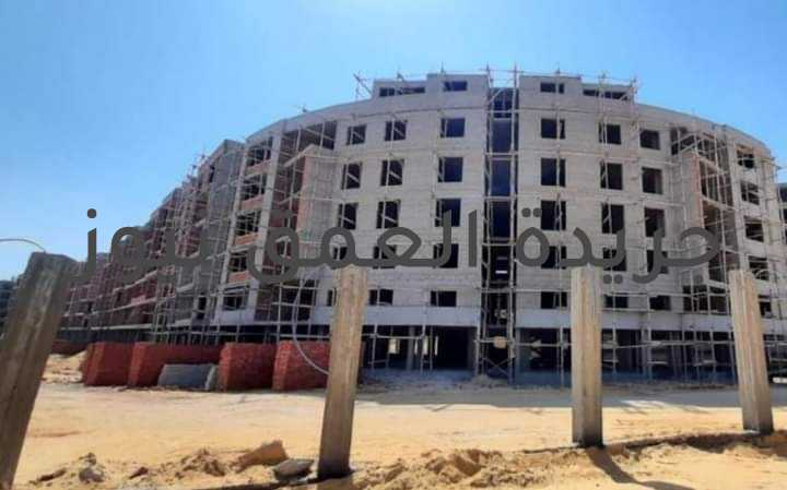 طرح وحدات سكنية جديدة من "أرضك" كتبت/ هدى العيسوي تعاقدت شركة "أرضك للتنمية والاستثمار العقارى" مع 4 مقاولون جدد بمشروعها "زيزنيا المستقبل" للعمل على التوازى لسرعة الإنتهاء من المرحلة الأولى التى تعتزم الشركة تسليمها للعملاء منتصف العام المقبل 2022. وتفقد مجلس إدارة شركة "أرضك للتنمية والاستثمار العقارى" برئاسة المهندس محمود حجازى وحضور الدكتور سمير عارف نائب رئيس مجلس الإدارة والمهندس هشام عبد الخالق الرئيس التنفيذي للشركة انتظام سير الأعمال بالموقع على كافة الأصعدة وذلك عقب تسليم المهمة للمقاولون الجدد. وبلغ إجمالى الأعمال التى تعاقدت عليها الشركة مع المقاولون 400 مليون جنيه بالمشروع خلال العام الحالى للإنتهاء من أعمال التشطيبات الخارجية والبنية التحتية للمرحلة الأولى من مشروعها "زيزينيا المستقبل"، حيث يجرى الأن بدء أعمال البنية التحتية من مرافق وأعمال اللاندسكيب وحفر منطقة البحيرة والشلالات وتجهيزها والتشطيبات الخارجية. وفى سياق متصل أعلنت شركة "أرضك للتنمية والإستثمار العقارى" عن طرح دفعة جديدة للبيع من الوحدات السكنية و ذلك بعد الانتهاء من الطرح السابق بمشروعها "زيزنيا المستقبل" بالمستقبل سيتى، ضمن خطة التوسعات الإستثمارية الجديدة للشركة على أن يكون التسليم منتصف العام القادم 2022. وقال المهندس هشام عبد الخالق الرئيس التنفيذي للشركة بأن هذا الطرح يتزامن مع الخطة الإستثمارية الجديدة للشركة ويفتح المجال أمام عملاء جدد لاقتناء وحدات سكنية داخل أفضل مجتمع سكنى فريد بالقاهرة الجديدة على حدود مدينة العاصمة الإدارية الجديدة، والذى تم تصميمه بأفضل الطرازات المعمارية الحديثة". وأكد على سياسة المشاركة التى تنتهجها الشركة مع العملاء فى إرسال تحديثات العمل بالموقع لكافة العملاء بحيث يتمكن كل عميل من الإطلاع على تطورات العمل بالموقع بشكل عام ووحدته السكنية بصفة خاصة. كما أوضح عبد الخالق بأن المستقبل سيتى تعتبر من أبرز المدن التى تتمتع بطلب عقارى كبير نظراً لقربها من العاصمة الإدارية الجديدة التى بات انتقال الحكومة إليها وشيكاً، الأمر الذى فتح شهية المستثمرين العقاريين فى تلك المنطقة لطرح وحدات عقارية جديدة تلبى احتياجات المواطنين. ويقع مشروع زيزينيا المستقبل بمدينة مستقبل سيتي، في موقع متميز في قلب القاهرة الجديدة على بُعد 5 دقائق من كلاً شارع التسعين وطريق "القاهرة – السويس"، وتبلغ مساحة المشروع أكثر من 70 فدان بتصميمات مُبتكرة من وحدات مختلفة المساحات، لتلبية الأذواق المتنوعة للعملاء، حيث تبدأ مساحات الوحدات المطروحة من 85 م.