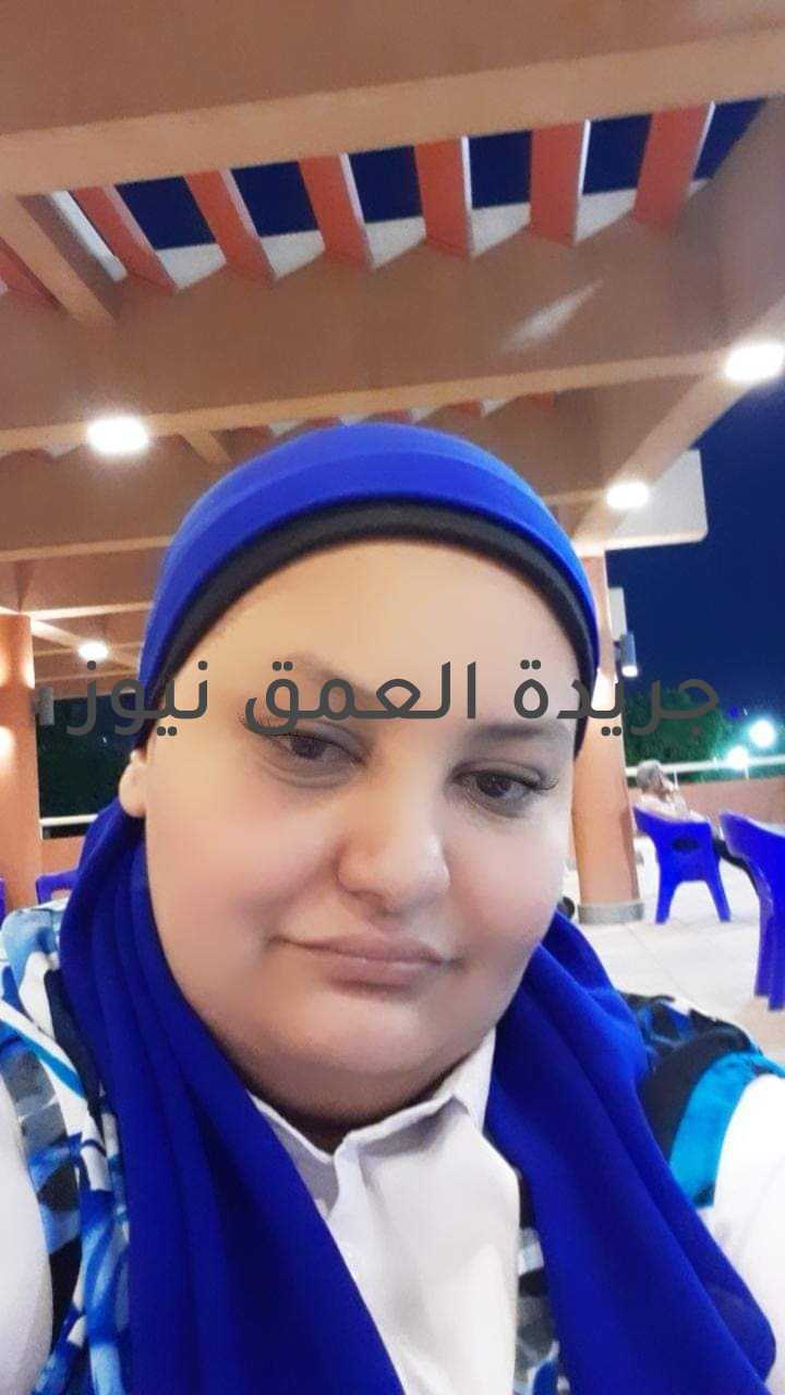 في زحمة الأيام كتبت/ ياسمين مجدي وفي زحمة الأيام ,تتفتت الأحلام,عمر اتسرق مننا,فين اللي كانوا هنا,راحوا خلاص ومفيش...تلك هي أجزاء من كلمات جميلة كتبها لنا الشاعر الراحل الكبير"سامح العجمي" قبل أن يلقى وجه كريم في العام الماضي ونسج ألحانها الكبير الراحل "أشرف سالم" والتي حلت ذكراه الأولى منذ أيام قليلة فكم كانت سعادتي وأنا أبدأ مقالي بتلك الكلمات الرائعة التي أعجبت من شاهدها أو سمعها. فما أجمل لقاء الأصدقاء القدامى بعد فراق العديد من السنوات فيشتاقوا للسنوات التي مضت و لقاءاتهم وسهراتهم, أحاديثهم أيام الطفولة والشباب فما أجمل الحنين لتلك الأيام, أيام جميلة مضت عشنا فيها طفولة بريئة فمن ينسى أجدادنا الطيبين الذين كانوا مليئين بالحنية والحب فكنا نلعب ونلهو دون حمل أية هموم بل هم الذين يحملوها بدلاً منا ومن بعدهم آباءنا – أعطاهم الله طل العمر والصحة- فما أجمل حرص الأجداد على التجمعات العائلية في زمن ليس به إنترنت لا واتساب ولا وسائل تكنولجية جعلت كل فرد على وجه الأرض في عالم بمفرده هو من صنعه بأيديه. فتلك الأشياء هي التي فرقت العائلة الواحدة أصبح كل بمفرده لا أحد يسأل عن أحد ولا هناك تزاور أو تراحم مثلما كان قبل ذلك. فترى يا عزيزي القارئ كم لخصت تلك الأغنية بكلماتها و ألحانها البسيطة كل تلك المعاني الجميلة فعندما تسمعها تجد نفسك بلا شعور تعود بذاكرتك إلى سنوات وسنوات من ذكريات الطفولة والشباب الجميلة بكل أحاسيسك وجوارحك, فتتذكر كل ما مضى عليك من أجدادك الذين رحلوا و رحل معهم كل الخير, أيام طفولتك ,مراهقتك وأيام الجامعة أحلى أيام العمروأشياء جميلة تاهت بالفعل في زحمة الأيام و سرعة ايقاع الحياة الآن حتى أصبح كل شيء "تيك أواي". حتى الحب يا سادة أين الحب أيام الزمن الجميل, الذي كان عن طريق الشبابيك والخطابات بين المحبين بعضهم البعض والمكالمات الهاتفية في عز الليل ولكن الآن أصبح مثل الأطعمة السريعة مع ظهور وسائل التكنولوجياْ و الإنترنت، والواتساب ...كانت الخطابات تكتب تشعر فيها بأحاسيس مشاعر من يكتبها مع كل كلمة. ولكن مع كل هذا و مع كل الجهد المبذول في الكليب و كم الجرافيكس المستخدمة فيه، أرى من وجهة نظري أنه لم يتماشى مع جو الأغنية فكان من الأفضل أن يتم تصوير لقطات حية من عادات وتقاليد الزمن الجميل بالإستعانة ببعض الوجوه الشابة في التمثيل, لكن أرى أن تلك الأغنية جاءت في وقتها فكم كنا نحتاج لسماع أغاني راقية هادفة في وقت سيطرت فيه أغاني المهرجانات الغير مفهومة من الأساس فنرجو من صناع تلك الأغنية الكثير والكثير من تلك النوعية من الأغاني التي ترتقي بالذوق العام.