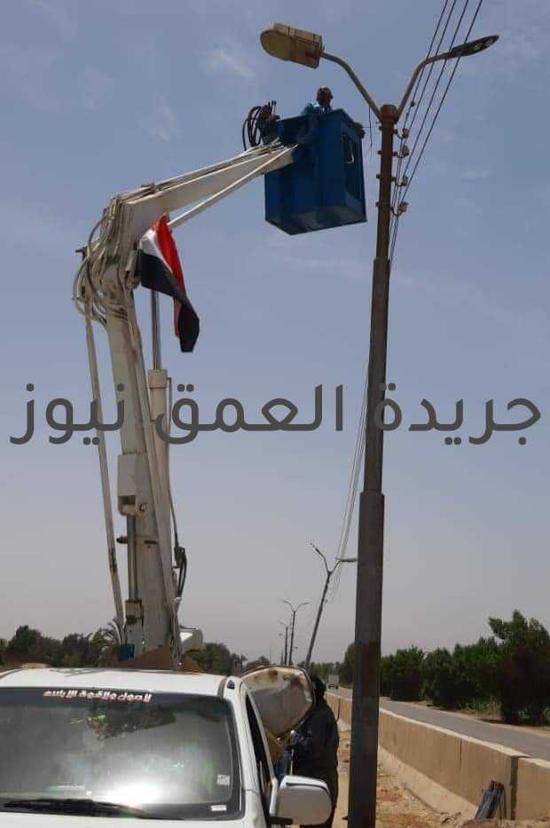 جهود الوحدة المحلية لمركز ومدينة الواسطي كتب / عماد أبو العمرو أكد الدكتور محمد هاني غنيم محافظ بني سويف على ضرورة تكثيف الرقابة التموينية على الأسواق، والتصدي لكافة صور التعديات على الأراضي الزراعية وأملاك الدولة والعمل المستمر لرفع كفاءة منظومة النظافة والكهرباء وتحسين البيئة العامة ، ومتابعة مستوى الأداء للمشروعات الجاري تنفيذها طبقا للتوقيت الزمني لتسليمها، وضرورة التواصل المباشر مع المواطنين لبحث مشكلاتهم ومتطلباتهم والعمل على سرعة حلها وفق الإمكانيات المتاحة. وفي هذا السياق قامت الوحدة المحلية لمركز ومدينة الواسطى "برئاسة المحاسب محمد بكري" بالعديد من الجهود ضمن تقريرها اليومي، والذي تضمن الإشارة إلى رفع القمامة بمناطق متفرقة من المدينة وجمع المخلفات المنزلية وتمهيد الطرق بدائرة مجلس قروي إنفسط وميدوم وإطواب والميمون وقمن العروس ونقلها إلى مصنع التدوير بكوم أبو راضي، علاوة على رفع نواتج تطهير الترع والمصارف بدائرة المركز فيما تمكنت الوحدة بالتنسيق مع حماية الأراضي بمديرية الزراعة والأجهزة الأمنية من تنفيذ الإزالة في المهد لعدة مخالفات بناء و تعدي على الأراضي الزراعية وأملاك الدولة بزمام قريتي الحومة وميدوم وذلك حفاظا على الرقعة الزراعية، وجاري مراجعة تراخيص البناء للمباني تحت الإنشاء بدائرة المركز، بينما تم رصد المتغيرات المكانية بقرية ميدوم والميمون وإطواب وإنفسط واتخاذ كافة الإجراءات القانونية حيال المخالفات الواردة. وفي ملف مواجهة تداعيات انتشار فيروس كورونا تم التحفظ على عدد من الشيش بعدة مقاهي وتحرير محاضر تصالح وتوقيع الغرامة الفورية لعدم ارتداء الكمامات الواقية واتخاذ الإجراءات القانونية اللازمة لمخالفة قرار حظر تقديم الشيشة وذلك أثناء القيام بحملات متفرقة بالمدينة وكافة المجالس القروية التابعة لمتابعة التزام أصحاب المقاهي والمطاعم والمولات التجارية والمواطنين في وسائل النقل العام وأماكن التجمعات بالإجراءات الوقائية والاحترازية لمجابهة فيروس كورونا.