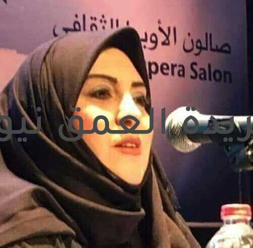 خمر مغشوشة بقلم/ عبير العيسوي متابعة/ سامح الخطيب خمر مغشوشة سأعيد ترتيب المساء بما يليق بحضوري منفردا وبعزف السكون في الخلفية على وتر أخير .. ليس له في بقية الأوتار أي اشتهاء ولا يرعبه ان يختفي اللحن .. وهو ذاته لعبة اختفاء انمق وحدتي الجميلة بكل شغف واعتناء هنا كثير من اللقاءات الباهتة المملة ما كانت لتستحق عناء إقتناء وإن نطقت لن تصلح ثانيا للإرتداء وما هذا ؟ في كل زاوية اعقاب ذكريات كانت يوما ما مشتعلة طازجة الدخان بنكهات ملونة الإغواء لكن لما هي هنا إلى الآن !!؟ هل سينبت لها مثلا .. تبغ من جديد أم سأجمعها حبات مسبحة لطقس هزلي الإعتراف وكذا هي الواهية والأضعف من أن ترجم بتلة زهرة تعرت للصدق بعبثية مخمورة لا تخاف و يبدو أن الخمر كانت مغشوشة واحتسيناها جميعا سأعود لأعيد الترتيب لاحقا .. لحظة .. الخمر المغشوشة