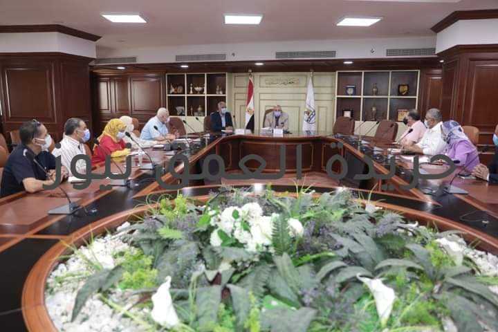 عاجل.. مناقشة مشروع الصرف الصحي لقرية صفط العرفا كتب / عماد أبو العمرو عقد الدكتور محمد هاني غنيم محافظ بني سويف اجتماعا لبحث الموقف التنفيذي لمشروع الصرف الصحي بقرية صفط العرفا بمركز الفشن ، والذي يتم بنظام المشاركة المجتمعية ضمن البرنامج القومي لخدمة الصحية بالمساهمة المجتمعية ، حيث كانت القرية " صفط العرفا " أول قرية مصرية يطلق منها المشروع ، وذلك تنفيذا لتوجيهات القيادة السياسية في هذا الشأن، والذي صدر بشأنها قرار مجلس الوزراء بوضع خطة لتنفيذ البرنامج القومي للصرف الصحي بنظام المشاركة المجتمعية، والذي بمقتضاه تتحمل الحكومة نسبة 60% من تكلفة المشروع فيما تتحمل القرية نسبة 40% الباقية. ويشمل المشروع بالقرية : تنفيذ محطة رفع وخط طرد بتكلفة 10 ملايين جنيه والتي تحملتها الهيئة القومية لمياه الشرب والصرف الصحي ( نسبة الـ 60% ) ، والشبكات والتبرع بالأراضي اللازمة التي وصلت تكلفتها حتى الآن 7 ملايين جنيه بالمساهمة المجتمعية وبإشراف فني وتنفيذي من مؤسسة نهضة بني سويف،ليصل تكلفة تنفيذ المشروع حتى تاريخه إلى أكثر من 17 مليون جنيه وخلال الاجتماع أكد محافظ بني سويف على أن الدولة لا تدخر جهدا في تحسين مستوى معيشة المواطنين في القرى، قائلا :" الرئيس عبد الفتاح السيسي دائما يوصينا بالقرى وأن نعمل ليل نهار للارتقاء بمستوى الخدمات الحيوية بها خاصة الصرف الصحي والذي يشهد تقدما ملحوظا لاسيما مع انطلاق المبادرة الرئاسية حياة كريمة ، مطالبا بأهمية العمل بالتوازي في كافة الجوانب التنفيذية لدخول المشروع الخدمة وتحقيق الاستفادة الكاملة من المشروع كما شدد المحافظ على القائمين بتنفيذ المشروع بأهمية تسريع وتيرة أعمال تنفيذ المشروع الذي أوشك على الإنتهاء ، موجها رئيس المدينة بالتواصل والمتابعة المستمرة مع الجهاز التنفيذي لمشروعات الهيئة القومية وشركة المياه لمتابعة خطوات التنفيذ والوقوف أولاً بأول على معدلات التنفيذ وسير الأعمال وتذليل كافة العقبات التي تواجه تنفيذ المشروع وأكد المحافظ على أهمية استمرار المشاركة من أهالي القرية خاصة الشباب في المساهمة في أعمال الإنشاء وتسهيل مهمة القائمين على تنفيذ هذا المشروع ، الذي يرتكز في تنفيذه على المشاركة المجتمعية من المجتمع المدني في تحقيق التنمية وتحسين مستوى القطاعات الخدمية والتنموية. تجدر الإشارة إلى أن قرية صفط العرفا ضمن 13 قرية تم اختيارها لتنفيذ مشروع الصرف الصحي بها بنظام المشاركة المجتمعية، حيث تم التنسيق مع الهيئة القومية والشركة القابضة لمياه الشرب والصرف الصحي، للتأكد من مطابقتها مع المخطط العام للصرف الصحي، وقد تم اختيار قرى: نزلة السعادنة بني سويف، وطنسا الملق، وعزبة نجع الديب، وقرية بني خليفة ناصر، وقريتي السلطاني وعلي كيلاني ببا، وقرى سفا وجزيرة الوكلية ونزلة حنا والزاوية الخضراء والقضابي والشقر الفشن، ليصل إجمالي عدد المستفيدين من توصيل خدمة الصرف الصحي بتلك القرى إلى " 815 ألف نسمة. حضر الاجتماع :اللواء حسام حمودة السكرتير العام المساعد ، اللواء أحمد الصحصاح رئيس شركة مياه الشرب والصرف الصحي ببني سويف، والمهندس عامر عبد الحكيم رئيس الجهاز التنفيذي لمشروعات بني سويف بالهيئة القومية لمياه الشرب والصرف الصحي ببني سويف والدكتور باسم على مدير التخطيط بالجهاز التنفيذي ، والدكتورة أسماء سامي مدير البيئة ومسئول ملف الصرف الصحي بالمحافظة، و الدكتور أشرف فاروق، نائب رئيس مجلس أمناء مؤسسة نهضة بني سويف، والأستاذ وليد حسين، المدير التنفيذي لمؤسسة نهضة بني سويف.