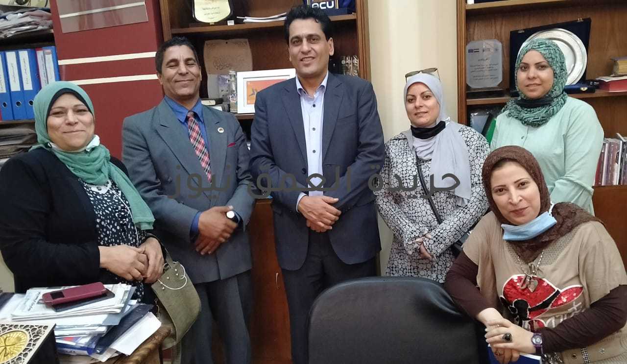 "طرق الأبواب" في مكتب أيمن عبدالمجيد، عضو مجلس إدارة نقابة الصحفيين كتب/ محمد صوابي قام أعضاء مبادرة طرق الأبواب بزيارة أيمن عبدالمجيد، رئيس تحرير بوابة مؤسسة روز اليوسف و عضو مجلس إدارة نقابة الصحفيين، وقالت أميمة العربي، نائب ثانى فى المبادراة، أن الهدف من هذه الزيارة هو دعوة الزميل أيمن عبد المجيد؛ لتنفيذ برنامجه الإنتخابي الذي وعد به جموع الصحفيين فى الإنتخابات الأخيرة , وذلك بالتعاون والتنسيق مع مبادرة "طرق الأبواب" ,والتى تهدف إلى خدمة الصحفيين ودعمهم فى النواحي التثقيفية والخدمية والتدريبية والصحية وغيرها، بجانب الوقوف على أهم النقاط الإجابية فى برنامجه الإنتخابي والبدء بها من خلال العمل والمشاركة مع مبادرة "طرق الأبواب" ومن ناحية أخرى، رحب الزميل أيمن عيد المجيد، عضو مجلس إدارة نقابة الصحفيين ، بأعضاء مبادرة "طرق الأبواب" و أبدى إعجابه بالفكرة التى تحث أعضاء مجلس النقابة جميعاً، سواء الناجحين أو الذين لم يحالفهم الحظ، على العمل البناء وتنفيذ برامجهم الإنتخابية التى تهدف إلى خدمة الأسرة الصحفية، سواء كانوا داخل المجلس أو خارجه. وأكد عبد المجيد أنه بالفعل بدأ فى تنفيذ برنامجه الإنتخابى , ويرحب بالتواصل مع السادة الصحفيين لمعرفة مايقدمه لهم من خدمات. و الجدير بالذكر، أن الوفد الذي قام بزيارة الزميل أيمن عبد المجيد، عضو مجلس نقابة الصحفيين، هم رانيا عامر ، صحفية باليوم السابع ، ونائب أول رئيس المبادرة، وأميمة العربى ،صحفية بجريدة الحقيقة التى تصدر عن حزب الأحرار ورابعة الختام بموقع صدى البلد ، وعبدالجواد خليفة ، صحفي بروز اليوسف وعضو فى المبادرة، وجمال فتيان ، رئيس المبادرة.