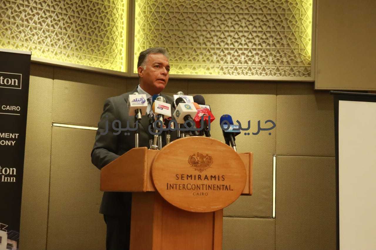 افتتاح مؤتمر "درة الإنجازات" بفندق سميراميس كتب/ أحمد منير  افتُتح بالأمس بفندق سميراميس مؤتمر "درة الانجازات" بمناسبة مرور 7 سنوات على ولاية السيد الرئيس عبد الفتاح السيسي وفي ظل ذكرى ثورة 30 يونيو، حيث اجتمع عدد كبير من رجال الأعمال ورؤساء الشركات الوطنيه التي تعمل في مجال المقاولات والطرق والكباري؛ لعرض المشارع الكبرى التي قامت بها الدوله المصريه والتي شاركو ويشاركون فيها. و الجدير بالذكر أن المؤتمر انعقد تحت رئاسة المهندس حسن عبد العزيز، رئيس الاتحاد الافريقي لمنظمات التشييد، كما قامت الشركه المنطمه" ايجيبت فيوتشر للنشر والتوزيع" بتكريم عدد من رموز البناء والتشييد، ومنهم المهندس ابراهيم محلب، و المهندس اسماعيل عثمان، والمهندس المرحوم حسين صبور.