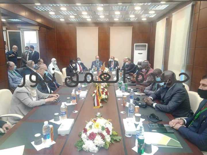 عاجل.. تدشين مقر إقليم شمال أفريقيا لمنظمة المدن والحكومات الأفريقية بمنطقة النزهة  كتب/ هاني قاعود شهد اللواء محمود شعراوى وزير التنمية المحلية ، واللواء خالد عبد العال محافظ القاهرة التدشين الرسمى لمقر إقليم شمال إفريقيا لمنظمة المدن والحكومات المحلية الأفريقية (النارو -NARO) بحى النزهة بحضور محمد بودرا رئيس منظمة المدن والحكومات المحلية العالمية وجان بير امباسى سكرتير عام منظمة المدن والحكومات المحلية الأفريقية والسيدة ماكورة كوليبالى رئيسة شبكة النساء المحلية المنتخبة الافريقية .. ريفيلا و اوجين وامالوا وزير التنمية المحلية الكينى . ومن جانبه أكد اللواء محمود شعراوي وزير التنمية المحلية ، إن انشاء هذا الصرح الكبير دليلاً جديداً على التزام مصر نحو القارة الافريقية وامتداداً لاواصر الشراكة التي رعاها ودعمها الرئيس عبد الفتاح السيسي ، ووضع كل امكانيات الدولة المصرية في خدمة قارتنا الافريقية. وأضاف الوزير أنه لا ينسي دعم جان بيير إمباسي، الذي وضع ثقته في محافظة القاهرة والتي أوفت بما وعدت به علي أكمل وجه وهو ما جعل الدكتور مصطفي مدبولي رئيس الوزراء أن يشرفنا بلقائه بالمجلس التنفيذي اليوم وحرصه علي الحضور شاهداً علي توقيع إتفاقية المقر، ووجه شعراوي التحية والتقدير لرئيس الوزراء علي رعايته لكل المبادرات التي تدعم تنمية قارتنا، في ظل توجيه الرئيس عبد الفتاح السيسي باعطاء أهمية قصوي لكل ما يفيد قارتنا ويدعم العمل الجاد والدؤوب لمواجهة مشاكلها وقضاياها وتعزيز الاواصر بين شعوبنا. وتابع شعراوي : حقيقةً لا أجد من الكلمات ما يصف سعادتي وأنا أقف امامكم اليوم مع رفقاء طريق النجاح والإنجاز والعمل الجاد الذي قادنا لهذا اليوم الذي نشهد فيه ثمرة عملنا المشترك، وإخلاصنا والتزامنا بالعهد والجدية في التنفيذ، ليصبح لدينا الآن صرحاً إفريقياً ومركزاً للتميز متمثلاً في مكتب المنظمة الأفريقية للحكومات المحلية (نارو). وأضاف : أذكر تماماً تعاهدنا انا وزميلي اللواء خالد عبد العال - محافظ القاهرة مع السكرتير العام جان - بيير إمباسي في مراكش عام 2018 علي إتمام هذا الصرح الإفريقي الكبير، وكما تعهدنا فقد أوفينا، وبقي لي فقط ان أشكر اللواء خالد عبد العال وفريق محافظة القاهرة، علي إنجاز هذا الصرح الأفريقي المتميز، علي هذا النحو الذي ظهرت من خلالة قدرات محافظة القاهرة وجهودها، وبما يليق أيضاً بقارتنا ودولنا المتطلعة لإنجازات مثل هذة لتضاف لرصيد العمل الإفريقي المشترك. وقال وزير التنمية المحلية إن حضور محمد بودرا علي رأس المشاركين في أعمال المجلس التنفيذي، وحضوره خصيصاً هذه الاحتفالية بتدشين المقر لدليل علي إستمرار عطائه لقارته علي الصعيدين الدولي والإقليمي بنفس القدر وهو ما يشجعنا علي طلب مساهمة المنظمة الأم للمدن والحكومات الأفريقية التي يترأسها، ونفتخر نحن في إفريقيا بمقرنا القاري المتميز والفاعل علي أرض المملكة المغربية الشقيقة التي منحتنا دوماً مساهمتها الجليله والمقدرة ومن أعلي المستويات مما حافظ علي قدرة منظمتنا الإفريقية علي مواجهة التحديات، لذا فتحية اعزاز خاصة للمملكة المغربية لدورها الرائد كما عودتنا في دعم العمل الإفريقي والعربي المشترك. وأعرب اللواء محمود شعراوي عن ثقته أن تقديم المنظمة الأم برئاسة الدكتور محمد بودرا كل الدعم في صياغة إستراتيجية عمل مكتب عن إقليم الشمال (نارو) ومده بالخبرات وتعزيز قدراته علي صياغة إستراتيجية عمله، فكل الشكر مجدداً لكل من أسهم من رجال محافظة القاهرة في إنشاء المقر علي النحو الذي شرفنا جميعاً وعلي رأسهم اللواء خالد عبد العال.. عاشت افريقيا حرة مزدهرة بفضل جهد ابنائها. ومن جانبه أكد اللواء خالد عبد العال محافظ القاهرة أن المحافظة أوفت بما تعهدت به وتوفير كافة السبل وإتاحة أفضل الأماكن لإقامة المقر الإقليمي عن إقليم الشمال الإفريقي (نارو) تقديراً منا للثقة التي منحتنا إياها منظمتنا الإفريقية وإدراكاً للدور الإقليمي الهام الذي سيناط بهذا الصرح الإقليمي كأحد روافد العمل الإفريقي المشترك، وكآلية لتبادل الخبرات وتعزيز القدرات ونقل التجارب بين مدننا. وأكد محافظ القاهرة على تعاون الجميع من أجل تطوير قدرات هذا المركز الإقليمي الإفريقي الهام لتحويله لمنارة إشعاع للمعرفة وتبادل الخبرات والتجارب في مختلف المجالات، وإتاحة قناة للتواصل بين مدننا ومسئولينا ليس فقط في شمال القارة بل في كل أرجائها كمنارة للعلم والمعرفة. وأشار اللواء خالد عبدالعال إلي أن المقر الإقليمي سيكون نقطة جذب وتواصل مع الشركاء الدوليين كمعبر للعلم والمعرفة وخلق الشراكات ، مشيراً إلي أن المحافظة ستعمل بالتعاون مع وزارة التنمية المحلية الجهات المعنية بالحكومة المصرية وتحت رعاية رئيس مجلس الوزراء في اتاحة كل الموارد والامكانيات التي تمليها اتفاقية المقر ليحقق هذا المركز الاقليمي اهدافه والنهوض بالتكليفات والطموحات التي ننشدها. وأشار محافظ القاهرة إلى قيام الدكتور مصطفي مدبولي رئيس مجلس الوزراء بتكريم أعضاء المجلس التنفيذي بنفسه والإشادة بهم وشهادته علي المكانة التي باتت أفريقيا تحظي بها باعتبارها علي سلم أولويات سياسات مصر الخارجية، مؤكدًا ثقته فى أن مكتب شمال أفريقيا سيعمل كمعبر بين ثقافات دول وشعوب القارة، مشيرًا إلى أنه من خلال صياغتنا لاستراتيجية هذا المقر الهام سيتم تبني مبادرات تخدم ليس فقط اقليم الشمال بل كل بلداننا واقاليم قارتنا الأفريقية وفي كافة المجالات.