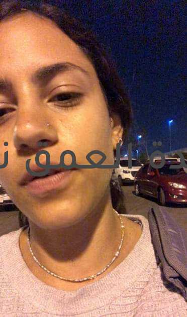 محكمة جنح النزهة تقرر حبس موظف مطار القاهرة المتهم بالتحرش براكبة وتصويرها دون علمها 3 سنوات كتب/ هاني قاعود قضت محكمة جنح النزهة، اليوم الخميس، بحبس موظف بمطار القاهرة، 3 سنوات مع الشغل والنفاذ وتغريمه 20 ألف جنيه، لاتهامه بانتهاك حرمة الحياه الخاصة والتحرش براكبة وتصويرها بدون علمها. وكانت النيابة العامة قد أمرت بإحالة المتهم بانتهاك حرمة فتاة بتصويرها دون رضائها بمطار القاهرة للمحاكمة الجنائية. رصدت "وحدة الرصد والتحليل بإدارة البيان بمكتب النائب العام" أول أمس تداول تصوير أذاعته فتاة بموقع للتواصل الاجتماعي تضررت فيه من شخص صورها على نحو نال من حُرمتها، ثم في صباح اليوم التالي تلقت "النيابة العامة" بلاغًا من الفتاة ضد موظف بميناء القاهرة الجوي لتصويرها خلسة أثناء إنهائها إجراءات وصولها بميناء القاهرة الجوي، فسألتها "النيابة العامة" وشهدت بأنها فور تبينها فعل المتهم أبلغت ذويها الذين كانوا معها فواجهوا المتهم بفعله وأبلغوا السلطات الأمنية بالواقعة، وأضافت أنها باطلاعها على هاتف المتهم آنذاك رأت صورتيْنِ لها صوَّرهما المتهم وصورًا لأخريات صُوِّرت بذات الطريقة، وقد شهد ذووها بمضمون شهادتها في التحقيقات. وقد ضُبِط المتهم والجريمة متلبسًا بها، فاستجوبته "النيابة العامة" فيما هو منسوبٌ إليه من تعرضه للمجني عليها في مكان عام بالتقاط صورتين لها بهاتفه المحمول دون رضائها تظهر فيهما مواضع من جسدها بقصد الحصول على منفعة ذات طبيعة جنسية، فأنكر وادعى التقاطه الصور رغبةً في توثيق الزحام الذي كانت فيه المجني عليها لعرضه على رؤسائه، نافيًا أنه قصد غير ذلك من التقاط صور المجني عليها بتلك الطريقة، وكانت "النيابة العامة" قد اطلعت على محتوى هاتف المتهم فشاهدت صورتي المجني عليها على نحو ما شهدت به في التحقيقات، وصورًا لأخريات ملتقطة بذات الطريقة فواجهته بها فأقرَّ بالتقاطه صورَ المجني عليها دون قصد إظهارها على نحو ما أُخذت، وادَّعى عدم علمه بكيفية وجود باقي الصور بهاتفه. وأكدت تحريات جهة البحث -كما جاء على لسان مُجريها في التحقيقات- التقاطَ المتهم بهاتفه المحمول خلسةً صورًا لمواطن عفة المجني عليها وصورًا لأخريات بذات الطريقة، وذلك بمنطقة لا تغطيها آلات المراقبة بالميناء، وأن مهامَّ عمله لا تجيز له التصوير داخل الميناء، وأمرت "النيابة العامة" بحبس المتهم أربعة أيام على ذمة التحقيقات، وتقديمه للمحاكمة الجنائية.