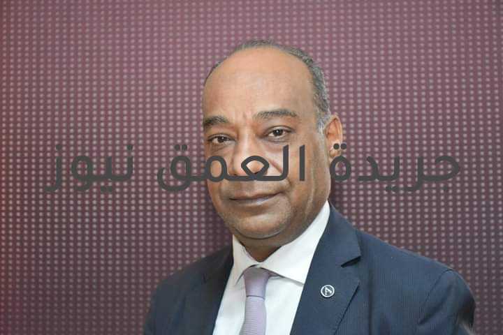 عاجل.. تجهيز 28 استراحة لمراقبي امتحانات الدبلومات الفنية بالفيوم كتبت/ فاطمه رمضان في إطار إنهاء كافة الاستعدادات لانطلاق امتحانات الدبلومات الفنية للعام الدراسي 2021/ 2020 م والمقرر انطلاقها غدا السبت 19 يونيو 2021 ، انتهت مديرية التربية والتعليم بالفيوم من جميع التجهيزات اللازمة للجان والاستراحات، بتوجيهات ومتابعة وإشراف الدكتور أكرم حسن، وكيل وزارة التربية والتعليم بالفيوم. أكد وكيل الوزارة أنه تم إعداد وتجهيز وتعقيم وتطهير جميع لجان الدبلومات الفنية على مستوى المحافظة، وبلغ عددها 164 لجنة. كما تم تجهيز الاستراحات الخاصة بالمعلمين والمراقبين، وبلغ عددها 28 استراحة على مستوى المحافظة وبجميع الإدارات التعليمية، بمستلزمات تتناسب مع توفير الخدمة الجيدة للمعلمين وتوفير سبل الإعاشة لهم من حيث (الأسرة – البوتاجازات - المراوح – الثلاجات - المبردات)؛ لتوفير الإقامة اللائقة بمكانة المعلم. أكد دكتور أكرم حسن، على مراعاة قرب الاستراحات من مقار اللجان؛ حرصًا على راحة جميع المشاركين في أعمال الامتحانات من رؤساء اللجان والمراقبين والملاحظين، مضيفا أنه تتم المتابعة اليومية لأعمال التطهير والتعقيم لجميع اللجان والاستراحات على مستوى محافظة الفيوم؛ لضمان حسن الاستقبال والضيافة، وحفاظًا على أمن وسلامة الجميع، مع الالتزام بالإجراءات الاحترازية ومراعاة المسافات الآمنة. كما تم التنسيق مع مديرية التموين لتوفير الخبز المدعم للاستراحات، والتنسيق مع مديرية الصحة لتوفير سيارات الإسعاف بالقرب من لجان الامتحانات، والتواصل مع القيادات التنفيذية بالمحافظة ورؤساء الوحدات المحلية لإزالة القمامة من جانب أسوار المدارس ومقار الاستراحات بالمدارس. و قدم وكيل الوزارة رسالة شكر للمهندس طه البنا، مدير عام التعليم الفني بالفيوم، وذلك للجهد المبذول في العمل، وكذلك رسالة شكر لمسؤول الاستراحات ومسؤول لجان التعقيم ومشرفي ومسئولى غرفة العمليات ، مشيرًا إلى ضرورة العمل الجاد والإخلاص في العمل؛ من أجل تهيئة المناخ المناسب خلال فترة الامتحانات للطلاب والملاحظين و رؤساء اللجان بسهولة ويسر وأمان.