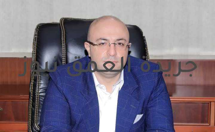 عاجل.. مناقشة الاستعدادات النهائية لامتحانات النظري للدبلومات الفنية ببني سويف كتب / عماد أبو العمرو ناقش الدكتور محمد هانى غنيم محافظ بنى سويف مع الأستاذة سهام يوسف،وكيل وزارة التربية والتعليم، الاستعدادات النهائية الخاصة بامتحانات طلاب الدبلومات الفنية،والتي تبدأ امتحاناتها التحريرية بداية من غدٍ " السبت " الموافق 19 يونية وتنتهي الأول من يوليو 2021 بمادتي التربية الدينية واللغة العربية ، وبداية من اليوم التالي ستبدأ الامتحانات في المواد التخصصية ، وذلك بعدما تم الانتهاء من امتحانات العملي والتي بدأت يوم السبت الموافق 5 يونية 2021 ، حيث تستقبل 125 لجنة 28203 طالبا وطالبة على مستوى الإدارات التعليمية السبع. حيث وجه المحافظ وكيلة الوزارة بالتنسيق بين رؤساء المراكز والمدن والأحياء ومديرى الإدارات التعليمية بتوفير ‏سبل الراحة من إضاءة جيدة وتهوية للطلاب لأداء الامتحان فى هدوء ودون حدوث أى ‏تجاوزات، والتشديد على الإلتزام بالإجراءات الاحترازية في مجابهة تداعيات عدوى كورونا ، مع ضرورة تواجد طبيب أو زائرة صحية داخل اللجان، تحسباً لمواجهة أى ظرف طارئ ‏للطلاب أثناء فترة عقد الامتحانات ، وكذا استراحات رؤساء اللجان والمراقبين ، لاسيما وأنه توجد 124 استراحة تستقبل 250 رئيس لجنة ومراقب أول ( من خارج المحافظة ). كما ناقش محافظ بنى سويف مع مسئولي التعليم ، الاستعدادات الجارية لامتحانات الثانوية العامة ، خاصة وأن ستجرى الامتحانات التجريبية على مدار 3 أيام بداية من يوم 21 يونية وحتى 23 من نفس الشهر الجاري ، حيث تستقبل لجان الثانوية 16757 طالب وطالبة ، بواقع 14272 طالبا وطالبا سيؤدون الامتحانات اليكتروني وورقي ، و2485 طالبا وطالبة " منزلي ودمج " سيؤدون الامتحانات ورقيا ، والتي أكدت وكيلة الوزارة بشأنها أنه تم استلام أرقام الجلوس ، وتسليمها للإدارات التعليمية ، وكذا استلام 20 صندوق الخاصة بالأسئلة وتأمينها بالتنسيق مع الجهات الأمنية والتنفيذية المعنية. من جهتها أكدت"سهام يوسف"أن المديرية أتمت استعداداتها لبدء ‏الامتحانات النظرية لطلاب الدبلومات الفنية(صناعي ، زراعي ، تجاري) ،حيث تم عقد اجتماع بحضور مدير عام التعليم الفني ومديري مراحل التعليم الفني ، وتم تشكيل غرف عمليات فرعية بإدارات التعليم لتكون متصلة على مدار الساعة بغرفة العمليات الرئيسية بالمديرية وغرفة العمليات المركزية بديوان عام المحافظة لمتابعة سير الامتحانات،والاطمئنان على تذليل كافة العقوبات وتوفير الخامات اللازمة لامتحانات العلمي وأن تكون الاستراحات الخاصة بالمعلمين على أعلى مستوى وتوفير المناخ الملائم للمعلمين والطلاب لأداء الامتحان. وأضافت وكيلة الوزارة أنه تم التشديد على الالتزام بتطبيق الإجراءات الاحترازية بلجان الامتحان،بحيث لا يتجاوز العدد 14 طالباً بكل لجنة فرعية داخل لجان سير الامتحان والالتزام بارتداء الكمامة والالتزام بالتباعد الاجتماعي والكشف عن الحرارة على الطلاب والمعلمين قبل دخول اللجان للحفاظ على صحة وسلامة الطلاب والمعلمين بتلك اللجان،موضحة أنه سيتم توفير التطعيم بلقاح كورونا للمعلمين والإداريين المسئولين عن الامتحانات العامة بالتنسيق مع مديرية الصحة ، مؤكدة على أنه توفير كافة سبل الراحة والمطهرات والتعقيم باستراحات رؤساء اللجان ، وكذا لجان الامتحانات.