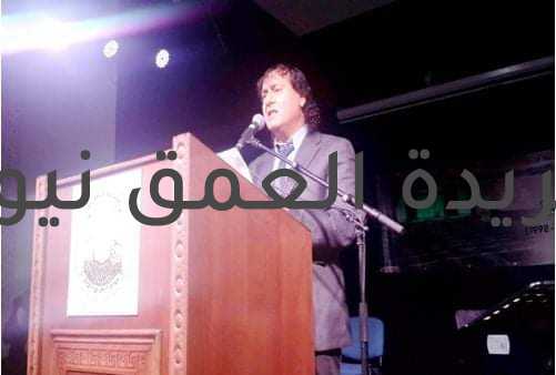 مقارنة بين الشاعر الفلسطيني الدكتور حاتم جوعيه وشعراء وفلاسفة عالميين تأثروا بالكتاب المقدس والتعاليم بقلم/ ختام حمودة يقول مارتِن هايْدغر الفَيْلسوفُ الألماني الذي تَكهَّنَ بفلسَفَة الأشياء "وَما القَلَق إلاّ حالة الخَوْف المُطلْقِ أمامَ العَراء المُطلق" ذلكَ الفيْلسُوفُ الألماني الَّذي عاشَ حياته بالقٌرْبِ مِنْ ضِفاف الجَمال الفَوْضَوْي حَوْلَ نَهْرِ النيكار في الرِّيف الألْماني حَيْثُ مَقايِيس الْجَمالِ المُطْلَقِ في وادي النيكار الذي عَّبرعَنْ جَمالِيَّة اللَّغة بِعِبارَةِ "إن لُغتِي هِي مسكنِيٌّ، وَهِي موطِنِيّ ومُستقِرِّيٌّ، وهِي حُدود عالمِيّ الحمِيمِ ومعَالِمِهِ وتَضَارِيسِه ومِن نوافذِها ومِن خِلال عُيُونِهَا أَنظر إِلَى بقِّيَّة أَرجاء الكونِ الواسِع ". مِنْ هُنا أبدأ بالتوغل بالفلسفة الجمالية في المخيلة الشعرية التي يَرَى الكَثيرونَ بأنَّ الشَّاعِر الألْماني هولدرلين كانَ يَسْرَحُ في بَراري الجَمَال المُفَلْسَف بِعَفَويَّةِ الْمَنْطِقِ المُجَرَّدِ مِنْ سَطْوَةِ تَبَرُّج وَبُهْرجِ الذَّات لا سَيَّما أنَّهُ عاصَرَ ثَوْرة التَّيار الرُّومانْتيكي الَّذي ظَهَرَ مَسارُهُ في أوروبا في القَرْن الثَّامِن عَشَر وَ أَخُصُّ بالذَّكْرِ أوروبا الغَرْبيَّة الَّتي شَهِدتْ ثُلَّةً منْ فُرْسان الأدَبِ والفلْسفةِ لكِنَّ * الكَثيرينَ يَنْتقدونَ أسلوبهُ الفَنّي الفلسَفي وذلك بِسَببِ التَّأطير العَقائِدي. يقول أرنست لوسين الفيلسوف الفرنسي صاحب مُؤَلَّف سلْسلة "فلسفة الروح" فيما يَخُصُّ فلسفة الرُّوح والجَمال بصفَة عامَّة أنَّ الفلْسفة هي"وصْف التَّجربة" فَما بالك في الشّعر الذَّي أُدْرجَ تحْت فلْسلفة الفنِّ وعلى ذِكْر الشِّعر و من خِلال هَذه الرُّؤية المُقْتَضَبة عَنْ ماهيَّة ارْتباطِ الشَّعْر بالفَلسَفةِ يَجْنحُ الأمْر بي مِنْ زاويةٍ خاصَّة كَوْني أكتبُ الشَّعر إلى القَناعة الضئيلة بأنَّ الفَلسَفة هي _ حَسَب رؤيْة الفيلسوف الفرنسي إرنست لوسين تلميذ هاملن"محاولةٌ لمَعْرفةِ الرُّوحِ" أي الشعور بماهية فلسفة الحبَ و الرُّوح والتَّعبير عنْها وفتْح نافِذة عَلى كَوامن الرُّوح منْ خِلال التَّعبير الشُّعوري الذَّهني عَلى مَساحات المُخيَّلة في هذا النَّصَ قُمْتُ باقْتباس الجُزْء الَّذي تكلَّم فيهِ إرنست لوسين عَن فلسَفة الجَمال (الفَن ) في كتابِهِ (فلْسفة الرُّوح) الصفحة (639) حيث يقول : ( أنَّ جوْهر الجَمال يَجِب أنْ يَكون موْضوعًا حِسّيًا أمَامَ الحَواسِّ وأنْ يَكون على أقَلِّ تقْديرٍ تَصْويرًا ذِهْنيا لموْصوعٍ حِسّيٍ كَما هوَ الحال في الشِّعْر والمادَّةِ الجميلةِ تتجه إلى الحَواس والعَقل والرُّوح لأنَّ الوجود الحسِّي المَحْض ليسَ جَميلا لكنَّهُ يُصْبح جَميلا حينَ يُدْرك العقلُ تألّق الفكْرة منْ خِلالهِ ) (5) إلى هُنا ينتهي نص الفيلسوف الفرنسي إرنست وأشيرُ مرَّة أخرى أن إرنست الفيلسوف الفرنسي يتَّفقُ مع الفيلسوف الألماني كانط في ماهيَّة فلسفةِ الجَمال و التّلقائية الذاتية لكنَّ الأخيرَ أضافَ على ماهيَّة فلسفة الجمال مبدأ التَّلاعب الحر في المُخيَّلة. أمَا منْ ناحيَةٍ تُعْنى بالفلسَفةِ بما يَخُصّ الفُنون يرَى هيجل الفيلسوف الألماني و خرَيج كلية اللاهوت أنَّ الرُّوح التَّي تَعي ذاتها منْ مَنْظور "الوَعي المطْلق" وهو يشيرُ لهذا المصْطلح إلى الفَن,العقيدة والفلسفة نعودُ إلى هولدرين مرَّة أخْرى ظَهرَتْ إحداثيَّات هذه النَّزْعة عنْد فريدرش هولدرلين (4) قبل أن يُصاب بمرض الشيزوفرينيا تحت ضَغْط عَوامِل حِسيّة داخليَّة متَداخلة وَمُترابِطة بالعَوامل الخَارِجِيَّة الَّتي تعرَّض لها مثْل المَورُوث العَقائدي والبيئة وإحْداثيات النَّشْأة والتَّكاثف العاطفي الغامِض الَّذي كانَ وًسيلة لانْبعاث الطَّاقات الهائلة المحبوسة في كَوامن روحِهِ بنزْعة فكرية فلسفية روحية خالصة وسلكَ في مدارِج الرُّوح والفلسفة الرُّوحانية للحب تحت الطابع الكلاسيكي الرُّومانتيكي حيث ظَهرتْ العقدة الرَّئيسية الَّتي جَنَحتْ بشعْرهِ نحوَ فلْسفة الحبِّ المرْتبطة بِمَفاهيم الجمال الدَّاخلي وماهيات الرُّوح البَعيدة عَن الغَريزة والشَّهوةِ الجَسَدية. بدتْ اللُّغة في شعْرهِ تسْتهلك الرُّؤى المتَّحدة مع الرُّوح المنْفلتة بكثْرة واضحة تحْت تأْثير اللاهوت و الحُب والفلسَفة المُقْترنة بتجرّد الذَّات الشَّاعرة من أَوَاطِرُ التَّكلف الذاتي والجنوح إلى التَّفلُّت العشْوائي لاسْتحضار ملامح الشّعر بحيث يتوافق الصَّوت الدَّاخلي والخارجي مع الصُّورة التي تَميلُ بعض الشَّيء إلى الكلاسيكي الرُّومانسي المتضامنْ مع الإيحاء التَّعبيري التَّخيُّلي والمعْرفة الخاصَّة الَّتي تُخاطب الخيالات التَّي تسْتمدُّ عنْفوانها وتناسخها من القُوى الباطنية المولّدة والباعِثة عَلى الابتكار. على وجهٍ آخَرٍ وَ مِنَ الوهلة الأولى أسْتشْعرُ وأتلمَّسُ ظلالَ وجمال النَّسْغِ الفلسفيّ الفنّي في معظم قصائد الشَّاعر عمرو فودة الذي درس في جامعة الإسكندرية في كليّة التربية وهو شاعر مصري أيضا لا يفوتني ذكر قصيدة (فلسَفَة الحُبِّ) للشَّاعر الفلسطيني الدكتور حاتم جوعية الذي درَس اللاهوتَ والفلسفةَ مِن الأكاديمية العالميَّة لعلومِ الَّلاهوت وأصْدر ديوانَهُ عاشق من الجليل في آخر التسعينات تقاربت كِلْتَا ** القَصيدَتَيْن الشاعر حاتم جوعية (1)"فلسفة الحب "من قصيدة الشَّاعر الألماني فريدريش هولدرلين(2) "ديـوتيـما" نجد أن المعشوقة ترتقي من ناحية اللاهوت إلى مرتبة (التَّقديس) ومرتبة (الحبّ الأبدي ) والتوغل في ( الحيّز الغارق في المدلولات التَّأملية الفلسفية ) في كوامن وخوالج النّفس الشَّاعرة بفلسفة وجْدانية بحْتة حيث خاطَبَ فريدريش هولدرلين حبيبته زوزيتّا التي خلَع عليها رداء الكاهِنة اليونانية ديوتيما فيالقصيدة التي حمَلتْ اسم الكاهنة اليونانية كعنوانٍ لها وجعلها برتْبةِ الحبيبة المقدسة . في نهاية البحث أودُّ ان أشير إلى أن التَّيار الفنومينولوجي قد لمح إلى ماهية الابداع و فن التَّأويل وفلسَفة الفهم على أنَّها ما خَرَج عن القانون وتمرَّد على نظام التَّقنين والتَّعبير المقتَصر فقط على مُحاكاة الذَّات الشَّاعرة برؤية تقتصر على مولِّدات تُفْضَي إلى حيّز ثريَ من العمليَّة التأمليَّة وثرثرة قياثير الخَيال. الغاباتِ السَّوْداء (1) :عبارة عن منطقة غابات جبلية في جنوب غرب ألمانيا (4) شاعر ولد في 20 مارس 1770 في مدينة لاوفن وأصيب بالجنون بعد وفاة حبيبته زوزيتّا (5) النص الذي بين القوسين مأخوذ من كتاب (فلْسفة الرُّوح) الصفحة (63