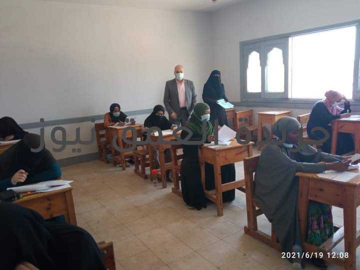 تطوير الوافداين يتابع أول أيام امتحانات الشهادة الثانوية لطلاب البعوث الإسلامية كتب/ ممدوح الحوتي انطلقت صباح اليوم السبت الموافق ١٩ يونية أول أيام امتحانات الشهادة الثانوية لطلاب معهد البعوث الإسلامية "بنين وفتيات" حيث أدى الطلاب اليوم في الفترة الأولى امتحان مادة الفقة، والفترة الثانية امتحان مادة التفسير، وفي إطار المتابعة المستمرة والدائمة التي يحرص عليها أعضاء وحدة شؤون التعليم بمركز تطوير الوافداين، تفقد اليوم كل من: دكتور أحمد عبدالجليل، ودكتور سيد حسين ..عضوي وحدة شؤون التعليم بالمركز أول أيام امتحانات الشهادة الثانوية لطلاب معهد البعوث الإسلامية؛ للاطمئنان على صحة وسلامة الطلاب، والتزامهم بارتداء الكمامات الوقائية، وتوفير مسافات التباعد الاجتماعي بينهم، كما تأكدا من تطبيق المعهد للإجراءات الاحترازية المتمثلة في رش وتعقيم قاعات الامتحانات قبل دخول الطلاب، وتوفير أماكن منفصلة لدخول وخروج الطلاب منعًا للتزاحم. رافقهم في جولتهم التفقدية الشيخ عبدالمنعم مدير عام التعليم النوعي بمنطقة القاهرة الأزهرية، للاطمئنان على انطلاق الامتحانات بسلامة دون وجود أية صعوبة في ورقة الأسئلة، أو رصد أية شكاوى من الطلاب، وأشاد أعضاء وحدة شؤون التعليم بالمركز، بالانضباط داخل اللجان، والتزام المعاهد بالتعليمات الخاصة بالامتحانات، وتوفيرهم الأجواء المناسبة للطلاب؛ لتأدية الامتحانات بكل سهولة ويسر. ومن الجدير بالذكر حرص مركز تطوير الوافدين على تخصيص رابط إلكتروني عبر موقع مركز تطوير تعليم الطلاب الوافدين والأجانب بعنوان" سمعنا شكوتك" لتلقي استفسارات وشكاوى الطلاب بخصوص الامتحانات أو عرض أية مقترحات أو أفكار تفيد في تطوير العملية التعليمية في منظومة الوافدين.