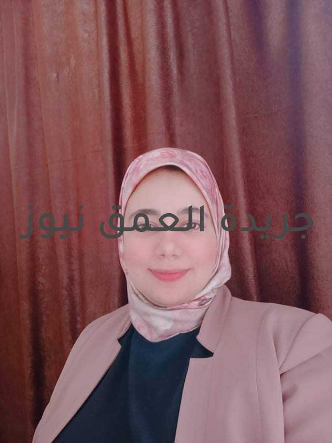 إكتئاب ما بعد الولادة بقلم/ د. ولاء عبد الصبور متابعة/ سامح الخطيب تعاني بعض الأمهات بعد ميلاد طفل جديد من اضطراب فى المزاج والشعور بالقلق والتوتر وصعوبة فى النوم والإرهاق وقلة التركيز ، وعادة ماتبدأ هذه الأعراض بعد يومين أو ثلاثة أيام من ميلاد الطفل وتنتهى خلال أسبوعين أو ثلاثة أسابيع ، ويعد هذا أمر طبيعى خاصة لدى الأمهات الجدد. أما اكتئاب مابعد الولادة فهو اضطراب نفسى يتسم بأعراض أكثر حدة مثل الشعور بالحزن الشديد والبكاء المستمر، واضطراب فى الشهية للطعام، والقلق وعدم القدرة على النوم، وفقدان الطاقة والتعب لأقل مجهود، ونقص الميول والاهتمامات وعدم القدرة على الاستمتاع بالأشياء التى كانت تستمتع بها الأم من قبل، وأفكار إيذاء النفس والطفل وأفكار إنتحارية وقد يحدث ذهان ماقبل الولادة وهو يختلف عن اكتئاب مابعد الولادة حيث تكون أعراضه أكثر حدة كما تفقد الأم الأحساس بالوقت والمكان والأشخاص وتظهر لديها الأوهام والهلاوس السمعية والبصرية. ويرجع اكتئاب ما بعد الولادة لأسباب بيولوجية ومن أهمها إنخفاض هرمونى الأستروجين والبروجسترون بعد الولادة مباشرة وأيضاً إنخفاض بعض الهرمونات التى تفرزها الغدة الدرقية فتشعر الأم بالتعب لأقل مجهود وفقدان الطاقة. و هناك بعض الأسباب النفسية والتى قد تساعد فى حدوثه مثل عدم قدرة الأم على الإعتناء بالمولود الجديد مما يسبب لها الإحباط والشعور بالحزن أو عدم تقبل نوع المولود وكذلك الأرق وقلة النوم وعدم حصولها على الدعم النفسى من الزوج أو وجود مشاكل فى الأسرة بوجه عام، لذلك يجب على الأمهات عند الشعور بهذه الأعراض والتى لا تنخض بمرور بالوقت الذهاب إلى الطبيب والمعالج النفسى لمعرفة أسباب الاضطراب وكتابة الأدوية وعمل الخطة العلاجية المناسبة مما يؤدى إلى تحسن الحالة المزاجية للأم وقدرتها على الإعتناء بطفلها.