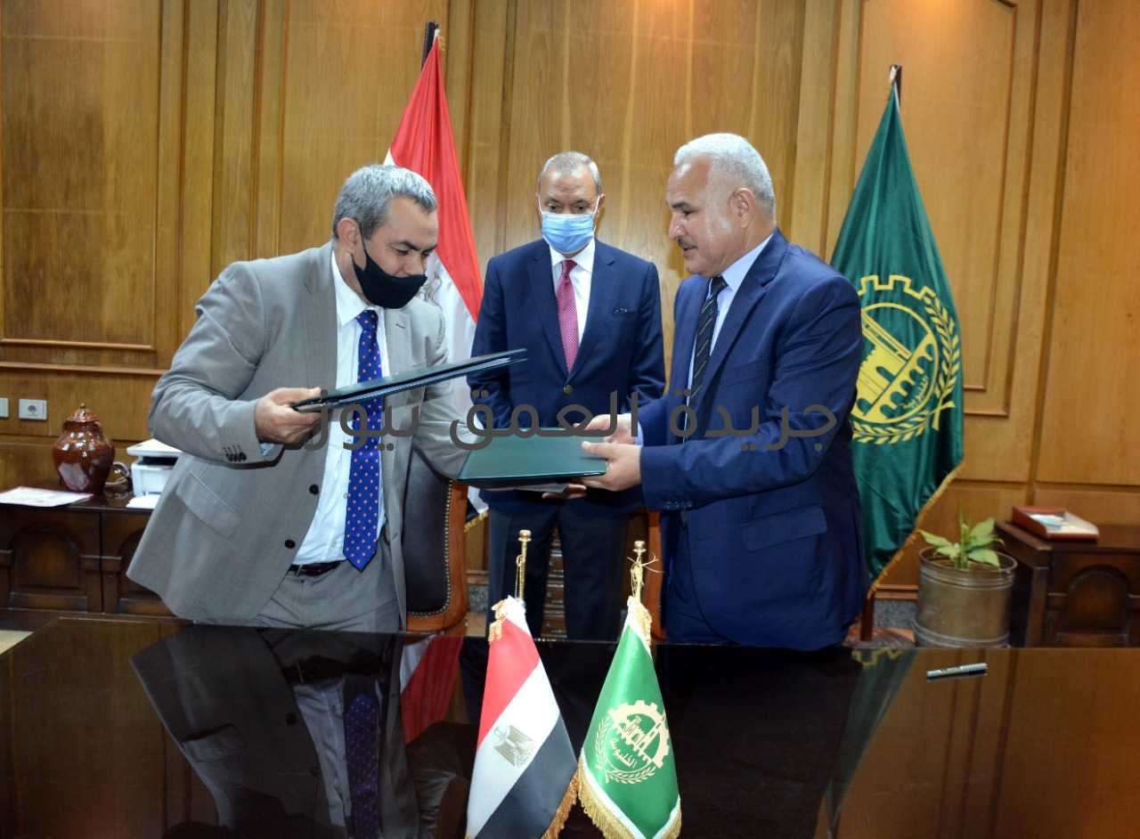 محافظ القليوبية يشهد توقيع بروتوكول تعاون ثلاثي، وتوقيع بروتوكول تعاون ثنائي كتب/محمد صوابى شهد عبد الحميد الهجان/ محافظ القليوبية توقيع بروتوكول تعاون ثلاثي بين جهاز تنظيم النقل البري الداخلي والدولي بحضور الرئيس التنفيذي للجهاز ورئيس شركة جولدن باص وذلك لتصميم وإنشاء محطات بيئية بصورة حضارية تليق بالمشروع،جاء التوقيع بحضور الدكتورة/إيمان ريان والدكتور/سمير حماد نائبي المحافظ والمهندس/ علي يوسف أبو عقيل السكرتير العام المساعد و عادل صبرة مدير عام الشئون المالية والإدارية و/ شاكر عمارة مدير عام الشئون القانونية و طاهر فاضل رئيس شركة جولدن باص للنقل البري والمهندس/ عماد عبد المتعال نائب الرئيس التنفيذي لجهاز النقل البري الداخلي والدولي و/ وائل محمد مدير المؤسسة العربية للنظم و/ محمد عبد الحليم مدير مشروع المواقف. حيث قام الجهاز بإسناد خطوط خدمة نقل عام للركاب لربط العاصمة الإدارية الجديدة بالقاهرة الكبرى ونظرا لأهمية المشروع السياسية والاقتصادية للدولة، تبنى الجهاز تنفيذ محطات بيئية ترقى لتلك الخدمة بما يتناسب مع المشروع لتقديم خدمات مناسبة ومتطورة. وقد قام الهجان على مدار الشهور الماضية بالتنسيق مع شركة جولدن باص للنقل البري لإطلاق باصات إلى العاصمة الإدارية الجديدة حيث تم توفير 24 أوتوبيس بحمولة 33 راكب موديل 2021 مجهزة سياحيا على أعلى مستوى (تكييف- شاشات عرض- wifi- أجهزة تتبع GPS- شاشة أمامية وجانبية بكل أتوبيس بالإضافة إلى توفر كاميرات مراقبة وماكينات الصراف الآلي. حيث سيتم توفير 3 خطوط بسعر تذكرة 35 جنيه وهم كالآتي: بنها/العاصمة الإدارية :(بنها- موقف بنها العمومي- طريق إسكندرية الزراعي- الطريق الدائري- طريق الاسماعيلية الصحراوي - الدائري الإقليمي العاصمة الإدارية الجديدة) طوخ/العاصمة الإدارية : (طوخ- موقف هيئة النقل العام القديم - شارع مجلس المدينة - طريق إسكندرية الزراعي- الدائري- طريق اسماعيلية الصحراوي - الدائري الإقليمي - العاصمة الإدارية الجديدة القناطر الخيرية/العاصمة الإدارية : (القناطر الخيرية- موقف القناطر- طريق القناطر- كوبري الحادثة- طريق أبو الغيط- طريق الاسماعيلية الصحراوي - الدائري الإقليمى - العاصمة الإدارية الجديدة) (القناطر الخيرية/موقف القناطر/قليوب/طريق القناطر الدائري/طريق الاسماعيلية الصحراوى/الدائري الاقليمي/العاصمة الإدارية الجديدة وأكد المحافظ على أنه قريبا سيتم عمل خطوط أخرى تكون البداية من بنها وطوخ والقناطر الخيرية إلى محافظات الاسكندرية وبورسعيد والساحل الشمالي والعين السخنه وبورسعيد والغردقة وشرم الشيخ ومرسى مطروح. وفي هذا الإطار تم أيضا توقيع بروتوكول تعاون ثنائي بين المحافظة وجهاز النقل البري الداخلي والخارجى لتوفير عدد 34 أتوبيس (ميدي باص- ميني باص) مكيفة لتكون خطوط سيرها بنها الدائري العبور- بنها شبين القناطر- بنها الخانكة- شبين القناطر مسطرد- شبين القناطر الزراعة- الخانكة- جامعة الازهر- الخانكة العبور وكذلك المؤسسة الدائري العبور- المظلات القناطر الخيرية- قليوب البلد- المظلات- قها سندبيس.