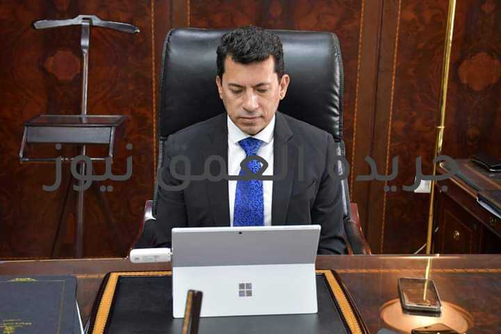 عبر تقنية الفيديو كونفرانس، وزير الشباب والرياضة يفتتح القمة الشبابية لمراكز شباب مصر في نسختها الثانية متابعة/ طارق مصطفي افتتح الدكتور أشرف صبحي وزير الشباب والرياضة ،اليوم الأحد عبر تقنية الفيديو كونفرانس، فعاليات القمة الشبابية لمراكز شباب مصر في نسختها الثانية لشباب المحافظات الحدودية تحت عنوان "الشباب وريادة الاعمال والأمن القومي"، والتي ينفذها الاتحاد العام لمراكز شباب مصر بالتعاون مع اللجنة الوطنية المصرية لليونسكو وبالتنسيق مع الادارة المركزية لمراكز الشباب والهيئات الشبابية بالوزارة خلال الفترة من ٢٠-٢٤ يونيو الجاري بمحافظة مطروح. يشارك في القمة ١٠٠ شاب وفتاة من أعضاء مراكز الشباب من المحافظات الحدودية (شمال سيناء – جنوب سيناء –مطروح – البحر الأحمر – اسوان – الوادي الجديد)في المرحلة العمرية من 20 – 30 عاماً. تتضمن القمة الشبابية عدة جلسات نقاشية تتناول مجموعة من المحاور منها ريادة الأعمال، وثقافة التنمية، وثقافة التطوع، وتحديات الأمن القومي، وتستهدف القمة إشراك شباب المحافظات الحدودية في تفعيل استراتيجية تحويل مراكز الشباب لمراكز خدمة مجتمعية، والتوعية السياسية و الأمنية للمشاركين. في كلمته، أعرب الدكتور أشرف صبحي عن خالص تمنياته بالتوفيق لجميع المشاركين في القمة الشبابية الثانية، مشيراً إلى متابعته لفعاليات القمة من جلسات حوارية وورش عمل طوال فترة تنفيذها. طالب الوزير بعقد القمة الشبابية لمراكز الشباب بشكل دوري في قطاعات جغرافية مختلفة والعمل على ربطها بالملتقيات العربية والإفريقية، متوقعا أن المشاركين بالقمة سيكون لهم تأثير كبير في الحركة الشبابية المصرية، وكذا تأثيرهم داخل مراكز الشباب. من جانبه ، أوضح الأستاذ الدكتور ماجد العزازي رئيس مجلس ادارة الاتحاد العام لمراكز شباب مصر ان تنفيذ القمة الثانية جاء في ضوء النجاحات التي حققتها القمة الشبابية لمراكز شباب مصر في نسختها الاولى، وفي ضوء اهتمام القيادة السياسية بتنفيذ توصيات القمة الشبابية الاولي، واستمرارية القمة وتعميمها ليتم تنفيذها في مختلف محافظات الجمهورية. أضاف"العزازي" ان استجابة شباب المحافظات الحدودية لحضور القمة الشبابية وقطع هذه المسافات الطويلة للمشاركة في القمة، خير دليل علي أن الشباب المصري واعِي ولا يتردد متي توافرت الفرصة أمامهم لتطوير انفسهم، ومن هذا المنطلق لن يتوقف الاتحاد العام لمراكز شباب مصر عن تنفيذ البرامج التي تستهدف تأهيل شباب مراكز الشباب والتي تتماشى مع استراتيجية بناء الانسان المصري، والتي اطلقها فخامة الرئيس عبد الفتاح السيسي، وتتضافر مؤسسات الدولة لتنفيذها مما يكون له الاثر البالغ في الارتقاء بالانسان المصري على كافة المستويات ومن ثم الارتقاء بالمجتمع. ومن جانبها، نقلت ا.د غادة عبدالباري أمين عام اللجنة الوطنية المصرية لليونسكو تحيات الدكتور خالد عبدالغفار وزير التعليم العالي والبحث العلمي رئيس اللجنة الوطنية المصرية لليونسكو وتمنياته بالتوفيق والنجاح لهذه القمة، موكدةً علي أن القمة الثانية جاءت في ضوء النجاحات التي حققتها القمة الشبابية الاولى التى عقدت في شهر ديسمبر 2020، وفي ضوء اهتمام القيادة السياسية بتنفيذ توصيات القمة الشبابية الاولي وتعميمها في مختلف محافظات الجمهورية ،حيث تأتي في اطار رؤية مصر 2030 والأستراتيجية الوطنية للشباب والنشئ 2021- 2026 التى تهدف إلى تطوير قطاعي الشباب والرياضة، من خلال مشروعات وبرامج تساهم في توفير الخدمات الشبابية والرياضية على نطاق الجمهورية. وأشارت "عبدالباري" الي أن اللجنة الوطنية المصرية لليونسكو باعتبارها حلقة الاتصال والتنسيق بين المنظمات المعنية بالتربية والعلوم والثقافة، وتحديدا المنظمة الأممية اليونسكو والمنظمة العربية (الكسو) ومنظمة العالم الأسلامى ( ايسيسكو) من جهة ، وبين الجهات الوطنية ذات الصلة، تؤكد على دعمها الكامل لفئة الشباب ومشاركتهم الفعالة فى إعداد وتنفيذ برامج ومشروعات على نحو يحقق الريادة المصرية، ويساعدهم في تطوير مهاراتهم واكتساب خبرات ومعارف جديدة تعدهم لاستثمارها في المستقل، مؤكدة علي أن اللجنة الوطنية تعمل مع المنظمات الدولية الثلاث على تمكين الشباب التزاما منها بالعمل معهم يداً بيد من أجل الدفع بعجلة الابتكار والتغيير الاجتماعي وإشراكهم في تنمية مجتمعاتهم. وافادت ا.د غادة عبدالباري أنه من اجل تعظيم الاستفادة من البرامج والأنشطة التي تتم بالتعاون مع المنظمات الثلاث، قامت اللجنة الوطنية باستحداث وتشكيل لجنة نوعية متخصصة للشباب برئاسة الدكتور/ عبدالله الباطش بهدف استكشاف الفرص المختلفة التي يمكن من خلالها استثمار طاقات الشباب ونشر الوعي بينهم فيما يخص المنظمات الدولية. واضاف ا.د غادة عبدالباري إن اللجنة الوطنية المصرية لليونسكو تعتمد في تنفيذ أنشتطها المرتبطة بالشباب على شبكة أندية اليونسكو التابعة لها والمعتمدة من منظمتي اليونسكو والألكسو، والتي تتواجد في عدد من الجامعات والمؤسسات التعليمية المصرية، مشيرة إلي الدور الذي تلعبه هذا الأندية، فقد جاءت توصية القمة الشبابية الأولى بإنشاء أندية يونسكو بمراكز الشباب المختلفة، بهدف اعداد قيادات طلابية وشبابية قادرة على تحمل المسؤلية مع الوفاء بمتطلبات سوق العمل. واكدت امين عام اللجنة الوطنية المصرية لليونسكو أن اللجنة أطلقت استمارة التسجيل الالكترونية الخاصة بالمشاركة ببرنامج المهنيين الشباب، بهدف اختيار الكفاءات الشابة من جمهورية مصرالعربية لأعطاهم فرصة التدريب باللجنة الوطنية والتعريف بعمل المنظمات الدولية متعددة الأطراف والمشاركة فى تنظيم المؤتمر العام للأيسيسكو الذى سيعقد لاول مرة على ارض مصر بمشاركة 54 دولة عربية وإفريقية وآسيوية أعضاء بمنظمة التعاون الإسلامي. دعت ا.د غادة عبدالباري الشباب المتواجد في هذه القمة إلى متابعة الموقع الألكتروني للجنة وكذلك صفحات التواصل الاجتماعي الرسمية للجنة، والتي توفر العديد من الفرص للتدريب والمشاركة، وكذلك موارد معرفية هامة. حضر الافتتاح الدكتور محمد عبد القادر مساعد الوزير، عضو الاتحاد العام لمراكز شباب مصر، خالد عبد الحميد مدير مديرية الشباب والرياضة بمطروح، فتحي عبد الحافظ مدير مديرية الشباب والرياضة بأسوان ، وطارق عبد الموجود مدير عام الادارة العامة الهيئات الشبابية، ومجلس ادارة اتحاد مراكز شباب مصر.