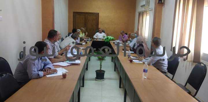 وكيل زراعة الفيوم يعقد اجتماعا مع مديري الإدارات التعاونيه والجمعيه المركزية كتبت/ فاطمة رمضان عقد اليوم الأحد الأستاذ الدكتور ربيع مصطفى وكيل وزارة الزراعة بالفيوم اجتماعا مع مديري الادارات الزراعيه التعاونيه والجمعيه المركزيه بقاعة الاجتماعات بالمديرية وذلك بحضور المهندس نصر محمود مدير عام الشئون الزراعية والمهندس على مسعد مدير عام الحماية والاستاذ عزت قنديل مدير عام التعاون الزراعي والمهندسة وسام البحيرى مدير المتابعة والمهندس ربيع محفوظ مدير مركز المعلومات والأستاذة فاطمه جاد مسئول الإعلام والعلاقات العامة بالبحوث الزراعية والمهندسة شيماء المكتب الفني. حيث تم مناقشة مهام التعاون الزراعي، و أشار وكيل الوزارة على عمل بيان بكميات الأسمده الوارده علي مستوي المحافظة من الجمعيه المركزيه وايضا حصر لكميات الأسمده كل شهر علي حدي . وأضاف بعمل كشف بأسماء العاملين بكل إداره ووظيفه كل فرد، وشدد وكيل الوزارة على الاعلان عن المقررات السماديه للمحاصيل المنزرعه ومواعيد صرف الاسمده واسعار الاسمده بكل جمعيه . وبعد ذلك تم مناقشة دور المتابعه وجه وكيل الوزارة بحصر المحاصيل المنزرعه عن كل موسم زراعي ، وكذلك معرفه المساحات الوهميه أو الحيازات الوهميه بكل جمعيه وعدد محاضر التعديات وذلك لمعرفه هل يتم صرف اسمده عليها ام لا( متابعه ــ حيازه ).، و أيضا عدم صرف أي أسمده للأراضي التي تم زراعتها بمحصول الأرز . ونبه على أن يتم مراجعه كشوف الحصر علي الطبيعه بناءا علي المنزرع فعليا وفي حاله انه تم الصرف وعدم مطابقه ذلك علي الطبيعه يتم عمل محضر إثبات حاله بذلك . وأشار يتم الالتزام بالصرف بكارت الفلاح للمزارعين الذين تم استخراج كارت لهم وفي حاله وجود بعض المشاكل يتم عمل محضر إثبات حاله وذلك بحضور مجلس إداره الجمعيه. وشدد ايضا وكيل الوزارة لايتم الصرف ورقيا للمزارعين الذين تم إصدار كارت لهم . ونوه عن تفعيل سجل 2 خدمات مساعد لمعرفه الاستقطاعات سواء ( حيازات وهميه ـ تعديات ـ نفع عام ـ مزارع سمكيه اوحيوانيه أو داجنه ( متابعه ــ حمايه ). وجه وكيل الوزارة بعدم وضع شروط علي توزيع الاسمده من قبل مدير الجمعيه أو التعاون دون الرجوع الي مدير المديريه.