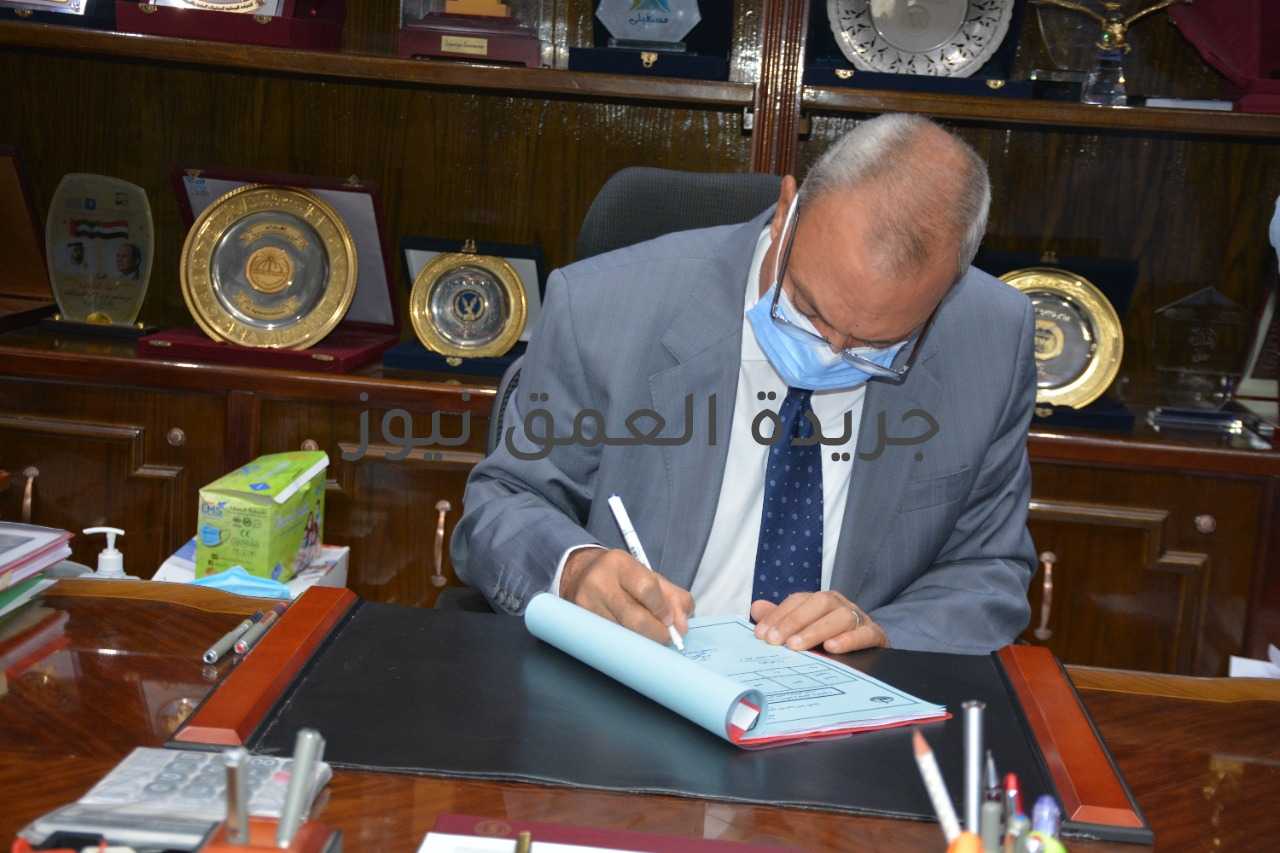 عاجل.. محافظ القليوبية يعتمد نتيجة الشهادة الإعدادية للفصل الدراسي الثاني بنسبة نجاح 80.78% كتب/ محمد صوابى اعتمد عبد الحميد الهجان/ محافظ القليوبية مساء اليوم نتيجة الفصل الدراسي الأول لامتحان الشهادة الاعدادية بنسبة 80.78% بحضور الدكتور/ ياسر محمود وكيل وزارة التربية والتعليم بالمحافظة، ويتقدم محافظ القليوبية بالتهنئة للطلاب الناجحينْ متمنيا لهم دوام التوفيق والتقدم مشيراً إلى أن طلاب مدارس القليوبية حققوا العديد من المراكز على مستوى الجمهورية في الشهادات العامة والفنية، خلال الفترة الماضية، مقدما الشكر لمديرية التربية والتعليم، وهيئة التدريس والعاملين بها وكذلك لأولياء الأمور ، لجهودهم المتميزة نحو تحقيق جودة التعليم بمدارس المحافظة، وتجدر الإشارة إلى أن إدارة كفر شكر التعليمية حصلت على المركز الأول بنسبة نجاح 95.02%. ومن جانبه أكد دكتور ياسر محمود وكيل وزارة التربية والتعليم، أن عدد من تقدموا لأداء امتحانات الشهادة الإعدادية العامة بلغ 103850 طالب وطالبة. وفي سياق آخر أكد وكيل وزارة التربية والتعليم، أنه تم اتخاذ كافة التدابير الاحترازية والوقائية لتعقيم وتجهيز لجان امتحانات الثانوية العامة وفقا لتعليمات وزارة الصحة على مستوى المحافظة، كما تم تجهيز اللجان على أن تحتوي اللجنة على 14 طالبا فقط وفق التعليمات الواردة من الوزارة بما يسمح بالتباعد بين الطلاب خلال الاختبارات. مضيفا أنه تم اتخاذ كافة الإجراءات والتدابير لدخول الطلبة للجان دون تدافع وتم الاتفاق مع مجالس الأمناء بكافة الإدارات بضرورة التواجد للمشاركة فى تنظيم ومتابعة دخول الطلبة والطالبات لأداء الاختبارات .