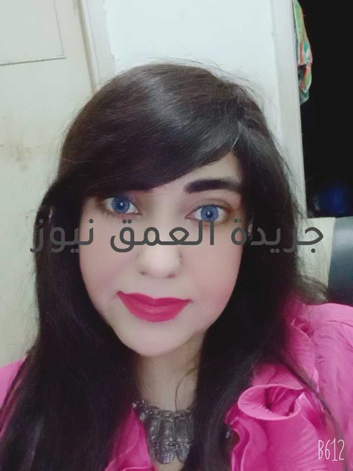 قصيدة(يهزِمُنِى حِضُوركْ) بقلم/ نادية حلمي ورُغمّ المسافةْ التِى قد تضِيقْ، أختصِرُ حدِيثِى وأكتُمْ شِعُورِى... يهزِمُنِى حِضُوركْ بعدَ إِدِعائِى الثباتَ كذِباً بِلا يقينْ أُناديكَ همساً بينَ الشفاه وبِحِرُوفِ إِسمِكْ أنتشِى... أقترِبُ مِنكْ فأنسَى ذاتِى ويتوهُ مِنى كُلُ شئٍ وتعبُ السِنينْ أنظُرْ إٍليكَ إِرتِباكاً يفضِحُ ضعفِى بينَ الجِمُوعْ... بعد أن كُنتُ أتعمدُ ألا أُطيلُ النظرَ تِجاهكَ فأُثيرُ إنتِباهَ الحاضِرِينْ وبعد لِقائِكَ أذُوبُ حياءً ورعشَة تأبى لِلحظة أن تستكينْ... فيهوَى القلبُ صريعاً بينْ الضلِوعْ، يبغى نجاةً يساوِرهُ أنينْ أوافِقُكَ رأيكْ على الدوامِ، وأظلُ أُدافِعُ عنكَ وفِى غيابِكَ سِراً بِلا شِعُورْ... فأذوبُ فِيكَ إِلهاماً وسِحراً وأطيرُ طرباً وأنا أهفُو بينَ السامِعينْ وعِندَ حديثَكْ أرتعِدُ خجَلاً أنظُرْ بعيداً وأستميلْ... أُصرِحُ بِأنّ أفكارَكْ تستهَوَى عقلِى ثُمّ أهرُبْ سرِيعاً مِنْ أمامَكْ والناظِرِينْ أُطيلُ البقاءَ إِلى جِوارِكْ فِى براءةْ... أودُ لو أمتلِكُ تِلكَ الشجاعة فأعترِفُ بِأمرِى وكُلُ أُمُورِى فأهدأْ لِذلِكْ وأستكينْ ورُغمَ إِشتِياقِى أصيحُ همساً فِى عِتابْ.. وأتنفسُ حِضُوركَ فِى كُلِ وقتْ وعِندَ الغِرُوبِ عبَقاً رزينْ أرُيدك لِأجلِى سِراً دفِينْ فِى فُؤادِى... ألُوذُ بِه عنِ العِيُونْ وأبتعدْ لِأجلِه عنِ نِفُوسِ الطامِعِينْ أتعطرْ لِأجلِكَ وأذوبُ ضعفاً ولا أبُوحْ... فأجرِى إليكَ إِنتِشاءً ورغبَة بعد أن أضنانِى الحنينْ فقضيتُ بُرهَة أرسِمُكَ بحراً أغرقُ فِيهِ مِنْ الأنينْ... فأضيعُ فِى أعماقِه ويتوهُ مع الأمواجِ كُلُ العاشِقينْ أنقُشُكَ راحةَ على كِفُوفِى، تتوسَدْ ذِراعِى بِها أتكِأ... بيتاً ألوذُ بِه وأحتمِى فأنامُ فِيه رُغمّ الضجيجِ وكُلِى حنينْ ألجأُ إليكَ فِى سلاَمِى وعُزلتِى فأنهزِمْ... وأبكى أمامكْ وأرتعِدْ فأنتَ وطناً ودِفئاً آمِناً لِكُلِ أصحابِ القضايَا اليائِسِينْ أرقُبْ وِصُولكْ فِى المطارِ معَ العِيُونْ... أتفحصْ وِجوهاً تبغِى رِجُوعاً وطائِرةُ عودَة على متنِهَا المُسافِرينْ أتفرسْ لِأجلِكْ وأنا أُطالِعْ كُلَ الوِجُوهَ... علىّ أُلاقِى نوراً إِليكَ فأهتدِى فيسيرُ خلفِى فِى عُجَالة المُتعطِشِينْ فكُلُ أصحابُ القُلوبِ المُحِبة تعرِفُ بعضُها... فما أجملُ البشرُ حين يصيرُونْ فِى هواهُمْ حدَ التطابُقِ مُتشابِهُونْ وبعدَ السِنينِ، عدلتُ فِكرِى وأكتُبُ تِلكَ الرِسالة إليكَ لِأعترِفْ... بِأنْ ضعفِى فِى هواكَ باتَ يسرِى فِى دِمائِى وأورِدتِى والشرايينْ فأينَ أحِلُ أو أبتعدْ أغارُ عليكَ مِنْ النسِيمْ... وكأنْ رِيحاً عاصِفاً تهِزُ وجدِى فتقلعه بِلا إتِزانٍ كالمُغرمِينْ فبديتُ أكتشفُ السعادةَ فيكَ وحدِكْ رُغمَ كثرةِ المُتزلِفينْ... أختبِأُ فيكَ وأبتعدْ فِى الوقتِ ذاتهِ عن كُلِ المُدعِينْ فتحولتْ صلواتِى فيكَ دُعاءاً بِأنّ يجمعُنا طريقاً وحيدْ... وبِأنْ يُقرِبُنِى اللهُ مِنكَ وينصِتْ لكُلِ صاحبِ حاجة مِنْ المُتعبِدِينْ فأقمتُ صلاتِى جِهَاراً ونُسُكاً مِنْ أجِلِ رِضائِكْ وقُربِكْ... ولِى مطلبٌ بِأنْ يستجيبَ الرحمنُ نِداءَ عبدَةٍ مِنْ عِبادهِ الصَالِحِينْ قد عِشتُ عُمرِى درباً طويلاً محبُوسَة فِى داخِلى... أكتوِى نيرانَ حُبِكْ إِشتِعالاً وأملاً بِأن نجتمِعَ يوماً تحتَ ظِلٍ وبيتٍ كالعرينْ وأستنكِرُ دوماً ما وصلَ إليهِ حالِى ووهنِى... فلرُبمَا لا أشغِلُكْ قطرة أو أُضيفُ إِليكَ شيئاً فأضيعُ ككُلِ الموهُومِينْ وأنزوِى لهيباً فِى حِدُودِى مِنْ فرطِ طيفكْ يُلاحِقُنِى فِى منامِى وكُلُ ساعةْ... فأشتعِلْ ولا أنامُ رُغمّ سهرِى كغيرِى مِنْ المُعذبينْ قد عِشتُ زمناً بِلا دليلْ، أتعذبُ سِراً وأنطفِأ ويملؤُنِى حنين... رُغمّ شغفِى وأنا أتوقُ وأبتعدْ لِكرامتِى وأرفعُ أحمالِى ووِزرِى كالصَابِرِينْ فأقِرأْ حِرُوفِى الآن مُتمهِلاً بِلا عجَلْ... وأُشرِكْ لِأمرِى فِى هواكَ بِلا مضضْ كُلُ المُنصِتِينْ ولِأننى أرسلتُ تِلكَ الرِسالة لِبعضٍ مِنْ المُقربينْ... والكُلُ صارَ يقرأُ سِطُورِى مُتدبِراً مُنقسِمْ ما بينَ فتىٍ أو عاقِلْ رزِينْ فأِرضِى ضميرَكْ وأرضُخْ لِلهوى مُتعقِلاً... وأنصُتْ لِذاتِكْ فِى عُزلةٍ، مُسترشِداً بِحُكمِ قُضاةِ رأىٍ عادِلينْ