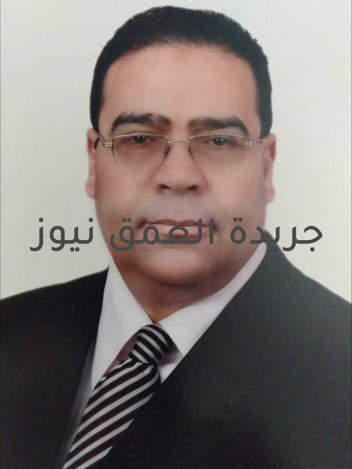 هل تعاملت مع مسليمة الكذاب ؟ بقلم/ حسان أبو جازية جاءني صديقي مسرعا وقال لي هل قابلت مسليمة الكذاب وتعاملت معة فكلام صديقي ليس بغريب عني فقلت له نعم كل منا قابل مسيلمة الكذاب وتعامل معة ، الجميع يعرف من هو مسيلمة الكذاب المنافق في عصر الرسول علية الصلاة والسلام. ولكن مسيلمة الذي نتعامل مع اليوم ليس رجل فقط ولكن في عصرنا هذا أصبح رجل وامرأة نعم أنا تقابلت وتعاملت مع مسيلمة المنافق الكذاب دون ادري إن هذا المخلوق هو مسليمة الكذاب تعاملت معه وانا لا اعرف ان هذا المخلوق تجمعت فية كل صفات الحقد والغل والعند والكذب والنصب وإطلاق الشائعات والتحايل علي الحقائق والادلة والبراهين وللأسف برغم كل هذة الصفات القذرة من مخلوق قذر يشعرك أنه ملاك بجمال وجهه ورقة صوتة ، تشعر فعليا انك تتعامل مع قدوة كما يدعي أن الله خلقة قدوة يحتذي به من حولة مثلما ادعي مسيلمة الكذاب المنافق أنة نبي وقام بترويج أقاويل ويقول إنها رسائل من السماء ونسي أن الوحيد من سائر البشر المعصوم والقدوة في الاخلاق والجمال والكمال هذا هو سيدنا محمد صلي الله علية وسلم وحقيقة أن هذا المخلوق مسيلمة الكذاب أنة محافظ جدا لكل معاني المثل والقيم والمبادئ وللأسف بأن كل هذا مايسمي بعدة النصب لكي يصنع لنفسة تمثالا لكي يخلق لنفسة تواجد وحب الشهرة والظهور الكاذب لمن حولة وتكون هذه المؤهلات الحقيقية لهذا المخلوق وليس مؤهلاتة الدراسية الشبه معدومة نعم حب الشهرة والظهور هي مؤهلاته الحقيقية والتي حصل عليها من مجموعة من شياطين الانس اعتمدوا لة هذة الشهادات بالنفاق والتصفيق الكاذب ، فقام بتجسيد صفات النصب والاحتيال علي المغيبين برسائلة الكاذبة حتي يصبح لة تاريخ بدواعي أن لدية كل المؤهلات التي تسمح لة بكلام المنافقين والكاذبين ، وهو ليس لدية اي مؤهلات دراسية ولكنها افكار شيطانية يتحدث بها ليثبت وجودة بدلا من العدم ويجب أن نعرف بان النصاب المنافق الكذاب الشيطان الإنسان المحترف هو دائما لة أهداف ويحاول الوصول إليها بشتي الطرق فجميع الغايات متعددة وكثيرة ومشروعةلة ولكنهامع هذا المخلوق لم تكون بطرق حقيقية وشرعية ومحترمة وبها معاني العلم والهدف والضمير والأصل التي تتجسد في شخصية هذا المخلوق مسيلمة هذا الزمان ولكن هذا الشخصية دائما نهايتها مؤلمة لان هذة الشخصية تظهر بعلامات التدين والتقوي والعلم والمعرفة ، ولا تنسي بأن قلبها مليء بكل ماهو سيء لجميع من حولها وتدعي النسيان علي ما تفكر بة من شر وحب المصلحة ، وتبدأ في ارتداء ثوب الايمان وللأسف تتوهم وتتخيل انها نجحت في توصيل رسالتها بأنها مسحت ملفها الحقيقي الذي لايوجد بة أي مستند أو دليل أو برهان يؤهلها الي اي من الألقاب التي تطلق عليها أو أي موضوعات أو كلام معسول بصوت رقيق كأنها تطلب من الجميع نيسيان ملفها لكي لا يسألها أحد عن اي قدوة تتحدث ومن هي وماذا فعلت للبشرية أو لمن حولها من أبحاث ودراسات لايوجد ولا اي مؤهلات تدعم كذبها ونفاقها في واهامها ولكن هذا المخلوق مسليمة الكذاب لهذا الزمان يجسد شخصية لها خريطة فاسدة علي هيكل وجهها ولسانها وصوتها حقيقي اني أتعجب علي هذة الشخصية التي لاتفرق شيء عن مسيلمة الكذاب ولهذا يطلق عليها مسليمة وما أكثر من هذا الشخصية القذرة التي تقابلنا وتتعامل معنا احذر منها