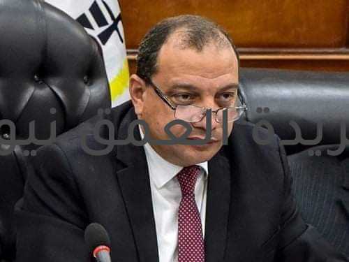 بيان بشأن واقعة صفع أستاذ جامعي لطالبة بكلية الآداب جامعة بني سويف كتب / عماد أبو العمرو تلاحظ أثناء إجراء امتحانات نهاية العام الدراسي بكلية الآداب، وأثناء إشراف عضو هيئة تدريس على أعمال المراقبة بإحدى اللجان، تلاحظ دخول طالبة دون كارنيه الكلية (ما يفيد انتسابها للكلية)، ثم بعد التحقق بمعرفة إحدى عضوات هيئة التدريس من شخصية الطالبة سُمح لها بالدخول وأداء الامتحان، وبعد انتهاء الطالبة من أداء الامتحان توجهت لعضو هيئة التدريس وجرى نقاش بينهما احتدم حتى وصل مشادة كلامية وعلى إثرها قام عضو هيئة التدريس (في تصرف غير مقبول وغير مُبرر) بصفع الطالبة على وجهها، فتقدمت الطالبة بشكوى. وفور إبلاغ الدكتور منصور حسن رئيس الجامعة بالواقعة، أمر سيادته بإجراء تحقيق عاجل وبناء عليه أصدر قراراً – طبقاً لنص القانون - بإيقاف عضو هيئة التدريس المُعتدى عن العمل لمدة ثلاثة أشهر لحين انتهاء التحقيقات، معبراً عن استيائه الشديد واستنكاره لهذا التصرف المشين الصادر من عضو هيئة تدريس ينتمي إلى جامعة بني سويف، لمخالفته القيم والأعراف والتقاليد الجامعية وما تدعو له الأديان السماوية وكافة قواعد الأخلاق والإنسانية. وفي الحال، وجه رئيس الجامعة بسرعة تقديم كافة أوجه الدعم للطالبة المُعتدى عليها حيث بادر بمهاتفتها هي وأسرتها، وخلال الاتصال طمأنها وأبلغها بأن عليها التركيز في استكمال المتبقي من امتحاناتها، كما شدد علي توفير كافة الضمانات للطالبة، والتي تمكنها من استكمال امتحاناتها في جو من الهدوء والسكينة. وأكد أن إدارة الجامعة ستتخذ كل ما في وسعها لحفظ حقها بإجراء تحقيق عاجل وشفاف ومُنصف، وأن الجميع أمام القانون واللوائح سواء لا فرق بين عضو هيئة تدريس و طالب، وأن من يخطئ سينال جزاؤه. كما وجه وحدة مناهضة العُنف ضد المرأة بالجامعة للقيام بدورها بتقديم الدعم النفسي للطالبة، طبقاً لاختصاص الوحدة ومتابعته بالموقف، مؤكدا أنه يستنكر ويرفض كافة أنواع العنف ضد المرأة. وشدد على عدم قبول أي تصرف فيه إهدار لكرامة وإنسانية المرأة فهي الأم والأخت والزوجة، والمكون الأساسي للأسرة المصرية التي هي نواة المجتمع. وأكد رئيس الجامعة على أن الجامعة باعتبارها احدي مؤسسات الدولة تحكمها القوانين واللوائح المنظمة لمجازاة المخطئ من أعضاء هيئة التدريس أو العاملين، وأن إدارة الجامعة قد اتخذت أقصى ما لديها من إجراءات حددها لها القانون المُنظم لعملها في مثُل هذه الحالات، حيث أن قانون تنظيم الجامعات، المادة (106) قد نص على أن لرئيس الجامعة أن يأمر بإيقاف عضو هيئة التدريس عن عمله لمدة لا تزيد على ثلاثة أشهر، كما عهد - طبقاً لذات القانون - للمحقق القانوني بالجامعة وهو أحد أعضاء هيئة التدريس بكلية الحقوق، بإجراء التحقيق في الواقعة، مطالباً بسرعة إنجاز التحقيق وعرض نتائجه عليه فوراً لاتخاذ القرارات اللازمة في ضوء ما تسفر عنه التحقيقات ولمنع تكرار مثل تلك الوقائع مُستقبلاً.