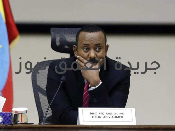 السودان: آبي أحمد يكرر أخطاء الديكتاتور البشير ولا يريد حل سد النهضة كتب/ أحمد أبو النجا انتقد وزير الري السوداني"ياسر عباس"الموقف الإثيوبي تجاه دول الجوار مؤكدًا أن الحرب الأهلية في إثيوبيا وتحديدًا نزاع إقليم تيجراي تجعل حكامها أقل رغبة في التسوية مع مصر والسودان بشأن سد النهضة أعرب"عباس"في مقابلة نشرتها وكالة "بلومبرج" الأمريكية الثلاثاء إنه مع تورط إثيوبيا في صراع تيجراي الذي دام 8 أشهر وأدى إلى نزوح ومجاعة وفرض عقوبات أمريكية على أديس أبابا واتهامها بارتكاب إبادة جماعية فإن السلطات الإثيوبية تتخذ موقفًا أكثر صرامة في السياسة الخارجية بهدف تعزيز دعمها محليًا. "البشير" الإثيوبي: شبّه"عباس" رئيس الوزراء الإثيوبي"آبي أحمد" المتوقع أن يفوز على نطاق واسع في الانتخابات العامة بالديكتاتور السوداني المخلوع "عمرالبشير" المطلوب للمحكمة الجنائية الدولية بتهمة ارتكاب إبادة جماعية في إقليم دارفور. أفاد"عباس" في المقابلة التي أُجريت بالعاصمة السودانية الخرطوم: أعتقد أنه (آبي أحمد) يكرر الأخطاء نفسهاوأضاف مُخاطبًا رئيس الوزراء الإثيوبي: كيف تفترض أنك على حق دائمًا والعالم كله يطالبك بأن تتوقف عن قتل شعبك؟ من فضلك تفاوض مع جيرانك (مصر والسودان) بشأن سدّكم (الإثيوبي) وأشار"عباس" إلى أن الثقة بين إثيوبيا والسودان في أدنى مستوياتها على الإطلاق. طلبت "بلومبرج" من متحدث باسم "آبي أحمد" التعليق على كلام الوزير السوداني لكنه لم يرد وفي وقت سابق حاولت إثيوبيا حفظ ماء وجهها أمام المجتمع الدولي وقالت إنها بذلت كل ما في وسعها لمعالجة المخاوف المصرية والسودانية بشأن سد النهضة الذي تعتبره مفتاح تنميتها الاقتصادية. إثيوبيا لا تريد التوصل لاتفاق: تأتي هذه التصريحات مع تصاعد التوترات بشأن سد النهضة. والأسبوع الماضي حصلت مصر والسودان على دعم من جامعة الدول العربية في مطالبتهما بتدخل مجلس الأمن الدولي لتأمين اتفاق مُلزم يحمي تدفقات المياه عندما تبدأ إثيوبيا المرحلة الثانية لملء خزان السد في يوليو. حذرت كل من مصر والسودان من "كارثة" مُحققة في المنطقة إذا لم يتم التوصل إلى اتفاق وقالتا إن على الولايات المتحدة والاتحاد الأوروبي الانضمام إلى مفاوضات سد النهضةوفي مقابلة تليفزيونية قبل يومين دعت وزيرة الخارجية السودانية"مريم الصادق المهدي" الأمم المتحدة لفرض عقوبات على إثيوبيا. تُصر إثيوبيا المتعنتة على وساطة الاتحاد الأفريقي للمحادثات المتوقفة منذ أبريل لحين إشعار آخر وتعتبرها "وسيطًا شرعيًا" بحسب بلومبرج. صرح"عباس لبلومبرج"يريدون أن تُصبح إثيوبيا قوة مهيمنة في المنطقة" مُشيرًا إلى أنه تمت تسوية حوالي 90 بالمائة من الخلاف حول سد النهضة لكن الضرر السياسي للقضية الآن يجعل الأمر معقدًا للغاية". اعتبر الوزير السوداني أن "التوصل إلى اتفاق (حول سد النهضة) أمر ممكن أن يتم في يوم واحد إذا توفرت الإرادة السياسية (لكن) لدينا شعور بأن إثيوبيا لا تريد التوصل إلى اتفاق". خلاف الفشقة "ورقة ضغط إثيوبية": بخلاف أزمة سد النهضة فثمة خلاف إثيوبي سوداني حول منطقة الفشقة الزراعية الحدودية المُتنازع عليها بين البلدين وشهدت اشتباكات دامية مؤخرًا بين المليشيات الإثيوبية والقوات السودانية. أكد"عباس"إن إثيوبيا تستخدم ذلك الخلاف كـ"ورقة ضغط" في المواجهة المتمحورة حول سد النهضة. أضاف أن الخرطوم تتبع "القنوات الدبلوماسية والسياسية وكذلك القنوات القانونية" بما في ذلك التحضير لقضية قانونية محتملة ضد إثيوبيا قد تحيلها على محكمة العدل الدولية في لاهاي.