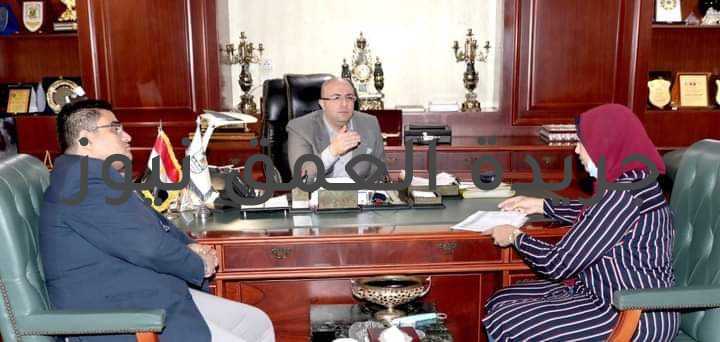 محافظ بني سويف يلتقي بمقرر المجلس القومي للمرأة كتب / عماد ابو العمرو ناقش الدكتور محمد هاني غنيم محافظ بني سويف مع مقررة فرع المجلس القومي للمرأة ،محاور وتفاصيل الخطة التي وجه بإعدادها أثناء اللقاء التشاروي الذي عقد مؤخراً ، للإعلان عن البيان الإعلامي المشترك بشأن مواصلة جهود الحملة القومية"احميها من الختان"والتي يتم تنفيذها بالتعاون بين المجلس القومي للمرأة،والمجلس القومي للأمومة والطفولة واللجنة الوطنية لمناهضة ختان الإناث،ومحور العمل العام بالمجلس الاستشاري للشباب ، وذلك بحضور الدكتور عاصم سلامة نائب المحافظ ، الأستاذة نرمين محمود مقررة فرع المجلس القومي للمرأة ، الأستاذ أحمد عادل الأمين العام المساعد للمجلس الاستشاري للشباب. ووجه المحافظ بضرورة أن تتكامل الجهود التوعوية التي يتم تنفيذها تحت مظلة المبادرة التي تنفذها اللجنة الوطنية والمجلس القومي للمرأة وكذا مبادرة "الأسرة أمن قومي "،وذلك مع أهداف المبادرة الرئاسية حياة كريمة التي تستهدف تطوير الريف المصري وتحقيق التنمية الشاملة والمستدامة ،مطالبا بأن يتم البدء بقرى حياة كريمة ،والتي أوضحت بخصوص ذلك الشأن مقرر فرع المجلس،مؤكدة أنه سيتم البدء بقريتى الرياض بمركزناصر، والبرانقة بمركز ببا ، تنفيذا لتوجيهات المحافظ. كما شدد المحافظ على أهمية تنفيذ أهداف تلك الخطة ومن خلال إطار زمنى محدد للتنفيذ وتوزيع مهام وتكليفات الجهات الشريكة والمعاونة في تنفيذ الخطة من الصحة والأوقاف والكنيسة والتربية والتعليم والثقافة والشباب والرياضة والتضامن والجامعة والشباب ، مشيرا إلى أهمية تحديد الوسائل والآليات المناسبة لتحقيق المستهدف من الحملة من خلال مجموعة من الفعاليات والأنشطة وورش العمل للوصول للأهداف قصيرة الأجل وطويلة الأجل،مؤكدا على أهمية الوصول إلى تغيير سلوك لدى الجمهور بما يشجع على الاقتناع بأن الختان يعتبر جريمة في حق الأنثى، ولضمان الحفاظ على حقوق المرأة التي تحظى باهتمام من القيادة السياسية. من جانبها استعرضت الأستاذة نرمين محمود مقررة فرع المجلس القومي للمرأة عناصر ومكونات الخطة،والتي تشمل مجموعة من الأهداف المرحلية منها:تعزيز قدرات الجهات الشريكة فيما يتعلق بالحملة من خلال رفع قدرات تلك الجهات،وتعريف المجتمع بأبعاد القضية ورفع الوعي بمدى أهمية مجابهة تلك الظاهرة سعيا للقضاء عليها، مشيرة إلى أنه الخطة تشتمل على حزمة من الأنشطة والفعاليات والتي قد بدأت باللقاء التشاوري لإطلاق الحملة والتي يليها تكوين لجنة تنسيقية على مستوى المحافظة للمبادرة تنبثق عنها لجان تنفيذية فرعية بكل قرية من القرى المستهدفة. بالإضافة إلى عقد لقاءات جماهيرية بتلك القرى بمشاركة القيادات التنفيذية والأمنية والدينية والقيادات الطبيعية ،وتدريب المشاركين في المبادرة من الرائدات الريفيات والشباب المتطوع،بجانب إعداد فيديو تعريفي للمبادرة يشارك فيها الشخصيات القيادية والنائبات وتنظيم ندوات إعلامية لتغطية فعاليات وأنشطة المبادرة، بالإضافة إلى مشاركة الأوقاف في التوعية من خلال تقديم أسئلة وإجابات"عن القضايا الجدلية مثل الختان والزواج المبكر وعمل المرأة والتحرش"،يتم نشرها على الصفحة الرسمية والموقع الإليكتروني للمحافظة. كما تتضمن فعاليات الخطة تنظيم معسكرات للشباب لزيادة وعي الشباب في المجتمعات المستهدفة،وعرض محتوى إعلامي بمراكز الشباب وبيوت الثقافة وتقديم نماذج محاكاة لعرض تجارب إيجابية وسلبية،مع تكثيف القوافل الطبية والسكانية لرفع الوعي بتلك القضايا والظواهر المجتمعية بمشاركة رجال الدين والأطباء والأخصائيين النفسيين والاجتماعيين،إضافة إلى جلسات إدماج رجال بالقرى المستهدفة يتم فيها طرح قضايا العنف ضد المرأة،وجلسات تمكين اجتماعي للسيدات وحلقات توعية بأندية الفتيات،وتنظيم ندوات لطلاب المدارس والجامعة،علاوة على طبع وتوزيع منشورات ورقية ولافتات توعوية على كافة أطياف المجتمع واستخدام الشاشات الإليكترونية ومنصات التواصل الاجتماعي وعمل مسرحيات وأفلام قصيرة للتوعية بخطورة الظاهرة وأساليب مواجهتها والتصدى لها،وعقد ندوات لتوعية الميسرات بدور الحضانة، ولقاءات بالجامعات ومراكز الشباب بالشق القانوني للعنف ضد المرأة. وأكد الأستاذ أحمد عادل الأمين العام المساعد للمجلس الاستشاري للشباب ، أنه تنفيذا لتوجيهات المحافظ،حيث تم وضع خطة عمل يقوم بتنفيذها بعض شباب المجلس بمحور العمل العام،للدفع بجهود وبرامج المبادرة التي تستهدف مناهضة ختان الإناث باعتباره قضية مجتمعية هامة ، تتطلب المشاركة الفاعلة من كل الجهات والأطراف المعنية أو ذات الصلة.