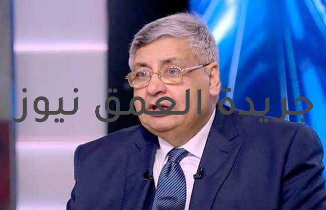 الكل يبحث.. هل هناك موجة رابعة من فيروس كورونا أم لا؟ متابعة / مدحت مكرم محروس: مدير عام جريدة العمق نيوز. هناك سؤال يدور فى أذهان أغلبية الشعب المصرى من جهة فيروس كورونا وهو هل سيكون هناك موجة رابعة من فيروس كورونا؟ وبناءٱ عليه تم توجيه هذا السؤال إلى مستشار رئيس الجمهورية للصحة وهو الدكتود/ عوض تاج الدين. والذى أجاب: وقد طمأن الدكتور عوض تاج الدين مستشار الرئيس عبد الفتاح السيسي للصحة، المواطنين بشأن تحوارات فيروس كورونا مؤكدا أن تحورات فيروس كورونا تحت السيطرة. وأضاف تاج الدين، خلال مداخلة هاتفية فى برنامج "حضرة المواطن"، أنه لا يوجد أى نوع من السلالات المتحورة لفيروس كورونا فى مصر حتى هذه اللحظة، لافتا إلى أن ذروة الموجة الثالثة لفيروس كورونا فى مصر أوشكت على الانتهاء. وأوضح مستشار الرئيس عبد الفتاح السيسي للصحة، أنه ما زلنا فى الموجه الثالثة ولم تنته بعد، متابعا أن هذا واضح في انخفاض أعداد الإصابة بفيروس كورونا خلال الفترة الماضية. وقال الدكتور عوض تاج الدين مستشار الرئيس عبد الفتاح السيسي للصحة، نتمنى ألا يكون هناك موجة رابعة للوباء العالمي داخل مصر، مستدركا أن الدولة تتابع الموقف عن كثب، لرصد وجود موجة رابعة أو لا". وأكد الدكتور عوض تاج الدين مستشار الرئيس عبد الفتاح السيسي للصحة، أن الدولة تسعي لتوصيل كافة اللقاحات الخاصة بلقاح كورونا للجميع. قال عوض تاج الدين، إن الفيروسات لديها قابلية كبيرة للتحور، موضحًا أن شكل الفيروس به "شوك"، وهى ما يجعله يتحور. وأضاف مستشار الرئيس للصحة خلال مداخلة هاتفية ببرنامج "حضرة المواطن" المذاع على قناة الحدث اليوم، تقديم الإعلامي سيد على، أن هناك دولا تعاني حتى الآن من إصابات فيروس كورونا. ولفت مستشار الرئيس للصحة إلى أن كل دولة تتعامل مع الفيروس بـ طريقتها، كاشفا أن لقاحات كورونا تواجه الفيروس، وستقضي عليها. وأشار تاج الدين، إلى أنه حتى هذه اللحظة لم تظهر سلالات جديدة من سلالات كورونا بمصر، وأنه لحظة انتشار سلالة جديدة فى الهند تم اتخاذ الإجراءات السريعة وكشف أن هناك إجراءات تتم مع القادمين من الدول الخارجية لمصر. وكشف مستشار الرئيس للصحة، أن القول بدخول مصر الموجة الرابعة من فيروس كورونا يعتبر استباقا للأحداث معقبا: "لا نستطيع استباق الأحداث حول الموجة الرابعة ونستطيع تحديد ما إذا كان هناك موجة رابعة من كورونا أم لا" و "نتابع يوميا مستوى العالم مع الإجراءات التي يتم تطبيقها للحد من انتشار فيروس كورونا خاصة من ظهور سلالات جديدة". وأكد: "السلالات المتحورة جعلت الدولة المصرية تطبق وتهتم بالإجراءات الاحترازية في الموانئ المصرية سواء البحرية أو الجوية للحد من وصول أي أنواع أخرى من الفيروسات لمصر". وتابع: "الإجراءات الاحترازية وحملة التطعيمات كان لهما آثار إيجابية في المساهمة للحد من انتشار الفيروس"، مردفا: "مازلنا في حاجة لاتباع الإجراءات الاحترازية والتباعد للحد من انتشار الفيروس بشكل عام". في سياق آخر، قالت خبيرة هندية إن نتائج التجارب الأولية بشأن لقاح "كيورفاك" الألماني ضد كورونا ، كانت مخيبة للآمال. وفي وقت سابق، قالت منظمة الصحة العالمية إن السلالة الجديدة من فيروس كورونا التي ظهرت في الهند أول مرة، انتشرت حاليا في أكثر من 80 دولة وأن خبراء الصحة يراقبون طفرات أخرى محتملة لها. وذكرت ماريا فان كيركوف، المسؤولة في منظمة الصحة العالمية أن الطفرات المثيرة للقلق تظهر زيادة في قابلية انتقال العدوى، ما يعني وجود طفرات تسمح للفيروس الالتصاق بالخلية وإصابتها بسهولة أكبر، وبالتالي إصابة عدد أكبر من الأشخاص بسرعة. وانتشرت سلالة كورونا الهندية التي يطلق عليها "دلتا" بسرعة كبيرة في أراضي الهند، مسببة ارتفاعا قياسيا في معدل الإصابات والوفيات، ثم باتت هي السلالة المهيمنة على الحالات المكتشفة في بريطانيا. وكانت منظمة الصحة العالمية قد أكدت أن السلالة الجديدة المكتشفة في الهند "مصدر للقلق"، فيما حذرت الولايات المتحدة من أن تلك السلالة تمثل نحو 6% من الحالات لديها. من جانبها، قالت الحكومة البريطانية، الأسبوع الماضي، إن إجمالي الإصابات بسلالة "دلتا" في بريطانيا ارتفعت بواقع 29892 حالة، موضحة أن أكثر من 90% من الحالات الجديدة تعود إلى هذه الطفرة. وعلى خلفية الطفرة في الإصابات بالمتحور الهندي، أعلن رئيس الوزراء البريطاني بوريس جونسون تأجيل رفع قيود كورونا لمدة أربعة أسابيع وحتى 19 يوليو المقبل. وقال جونسون إن تأجيل الخطوة الرابعة إعادة فتح البلاد، والتي كان من المقرر إجراؤها في 21 يونيو، سيسمح لمزيد من الناس بتلقي الجرعة الثانية من اللقاح قبل تخفيف القيود. كانت هيئة الصحة العامة في بريطانيا ذكرت في تحليل لها أن لقاح "فايزر" فعال بنسبة 96% ضد الاستشفاء من متغير "دلتا" بعد تلقي الجرعة الثانية، أما لقاح "أسترازينيكا" فهو فعال بنسبة 92%.