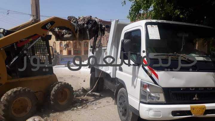 جهود الوحدات المحلية تستمر بمدينة الواسطى كتب/ عماد ابو العمرو واصلت الوحدات المحلية جهودها في تنفيذ توجيهات الدكتور محمد هاني غنيم محافظ بني سويف، بالعمل الميداني المتواصل والقرب من المواطن للوقوف على مشاكله ومتطلباته، والمتابعة الميدانية لمستوى الخدمات الحيوية، والموقف الحالي للمشروعات الجاري تنفيذها والالتزام بتكليفات وقرارات رئاسة مجلس الوزراء فيما يتعلق بمواعيد فتح وغلق المحال التجارية العامة، والإجراءات الوقائية لمجابهة فيروس كورونا، ومواجهة كافة التعديات على أراضي أملاك الدولة والأراضي الزراعية، وذلك بالتنسيق مع الجهات المعنية. وفي هذا السياق قامت الوحدة المحلية لمركز ومدينة الواسطى برئاسة "المحاسب محمد بكري" معاينة قطعة أرض بقرية قمن العروس تمهيداً لإنهاء إجراءات تخصيصها بهدف إنشاء مركز للغسيل الكلوي لخدمة المرضى من أهالي القرية والقرى المجاورة، كما تم متابعة ملف مد شبكات الصرف الصحي المزمع تنفيذه لقرية ونا القس وإنفسط وأبويط، ومن ناحية أخرى تابعت الوحدة الالتزام بتطبيق مواعيد غلق المحال التجارية في المواعيد المحددة سلفا. بينما تم رفع 75 طن من القمامة وتوريدها إلى مصنع التدوير بالمنطقة الصناعية كوم أبو راضي، إضافة إلى رفع 100 نواتج تطهير الترع والمصارف بدائرة المركز، وتجميل منطقة واحة ميدوم وجمع المخلفات المنزلية بدائرة مجلس قروي الميمون وإطواب وميدوم وأبو صير الملق وقمن العروس وإنفسط، ومن جانبها تقوم المجالس القروية بصيانة الكهرباء وأعطال مياه الشرب والصرف الصحي وتجفيف المياه الجوفية وتغطية المصارف وتبطين الترع.