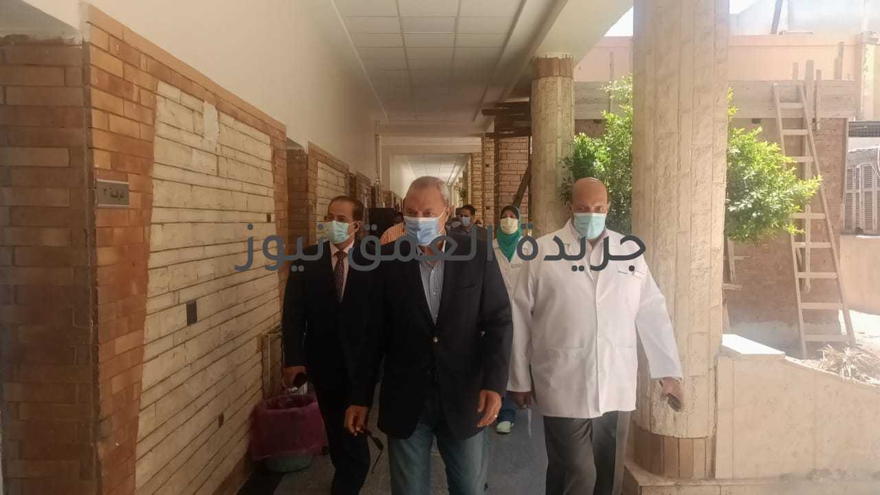 محافظ القليوبية يقوم بجولة تفقدية بعدد من مدن المحافظة لمتابعة مشروعات في قطاعات الصحة ورصف الطرق وتوسعة الطريق الدائري كتب/ محمد صوابى أجرى عبد الحميد الهجان محافظ القليوبية جولة تفقدية تفقد خلالها عدد من المشروعات في قطاعات الصحة ورصف الطرق وتوسعة الطريق الدائري للوقوف علي نسب التنفيذ ودفع الأعمال للإنتهاء من تلك المشروعات في أقرب وقت ممكن لتدخل الخدمة لتساهم في رفع مستوى الخدمات المقدمة في ظل توجيهات القيادة السياسية بتوفير حياه كريمه للمواطنين. بدأ المحافظ الجولة بتفقد أعمال تطوير مستشفي حميات بنها، يرافقه الدكتور خالدعبد الغنى وكيل وزارة الصحة بالقليوبية حيث تم الإنتهاء من تطوير المبني الرئيسي بالكامل وتركيب شبكة وتانك الأكسجين وإعادة تأهيل شبكة الصرف الصحي وتركيب أرضيات وإعادة هيكلة المباني بالكامل بتكلفة حوالي 40 مليون جنيه. ومن جانبه، استمع المحافظ خلال الجولة إلى شرح من مدير المستشفى حول الامكانيات وعدد أسرة العناية المركزة، مؤكدا أن المستشفى أصبحت تقدم الخدمة الصحية لأهالى القليوبية بكامل طاقتها ، كما كلف المحافظ مدير المستشفى والقائمين على أعمال التطوير بسرعة الإنتهاء من باقي الأعمال المتبقية لتسليم المستشفى بالكامل وإنتظام العمل في جميع التخصصات. كما تابع المحافظ سير العمل بمستشفى بنها التعليمي حيث تابع المحافظ أعمال الفرش الطبي للمبنى الجديد مشيرا أنه تم تشغيل جراحات الأورام وقسطرة القلب وإجراء عمليات قوائم الانتظار حيث أكدً المحافظ على فخره وإعزازه بوجود هذا الصرح على أرض محافظة القليوبية كونه يشتمل على جراحات متعددة ونادرة تحتاج إليها المحافظة مثل عمليات القسطرة والقلب المفتوح والمخ والأعصاب والأوعية الدموية والمناظير وعمليات الكبد والرمد والتجميل وجراحات العظام وأقسام الرعاية المركزة التخصصية وغيرها من الجراحات الأخرى التي يندر وجودها في مستشفيات المحافظة. ثم تابع الهجان جولته بتفقد أعمال تطوير مستشفى القناطر الخيرية المركزي، والتي تبلغ تكلفتها 283 مليون جنيه، حيث تتكون المستشفى من 8 غرف عمليات، وغرفتي مناظير، و27 سرير عناية مركزة، إضافة إلى 27 حضانة للأطفال المبتسرين، ويبلغ عدد الأسرّة 205 أسرّة. وقال المحافظ، إنه جاري العمل على قدم وساق للانتهاء من إنشاءات المستشفي للنهوض بمستوى القطاع الصحي بالمدينة، حيث بلغت نسبه التنفيذ 87%، وجاري متابعة الشركة المنفذة لدفع الأعمال وتسليمها في المواعيد المتفق عليها وفق المواصفات المطروحة بالمقايسة. كما تفقد المحافظ خلال الجولة مستشفى الحروق والتي تعد أول مستشفى تخصصي يتم إنشاؤها بالمحافظة لعلاج الحروق، والمقامة على مساحة 1000 متر مربع، وتبلغ تكلفتها 300 مليون جنيه، وبلغت نسبة التنفيذ 95%، مشيرًا أن المستشفى سيكون إضافة كبيرة لمنظومة الصحة بالمحافظة. ومن جانبه شدد المحافظ خلال جولته على المسئولين القائمين على التنفيذ بسرعة الإنتهاء من تنفيذ المستشفى والالتزام بالجدول الزمني المحدد لتسليمها وإدخالها الخدمة بأقرب وقت ممكن. كما تفقد المحافظ أعمال رصف طريق عزبة الأهالي بمدينة القناطر الخيرية ( القناطر الخيرية - الباجور ) بطول 2.5 كيلو حيث تم الإنتهاء من أعمال الرصف بالمساحة التي تقع بنطاق المحافظة وتنفذ أعمال الرصف الهيئة العامة للطرق والكباري ضمن المشروع القومي لرفع كفاءة الطرق الداخلية حيث يبلغ طول الطريق بالكامل 35 كيلومتر بتكلفة 100 مليون جنيه. وتابع محافظ القليوبية جولته بمتابعة أعمال رصف مدخل مدينة قها القبلي عند مصنع الأغذية حيث تم رصف الطريق بطول 2 كيلو بتكلفة 40 مليون جنيه وأشتملت أعمال التطوير على رفع جميع تراكمات الرتش والأتربة التي كانت موجودة بالمنطقة وتم توسعة الطريق بعرض 8 متر وإنشاء بلدورات وجزيرة وسطي بالإضافة إلى أعمدة إنارة جديدة وتشجير ودهان المنطقة بالكامل حيث كلف المحافظ بإستكمال أعمال التطوير خلال الإسبوع الجاري. وأختتم المحافظ الجولة بتفقد أعمال إزالة المبانى المتعارضة مع المشروع القومى لتوسعة الطريق الدائرى بنطاق محافظة القليوبية بحى غرب وشرق شبرا الخيمة ومدينة الخصوص، للوقوف على أى مستجدات وتذليل أى معوقات فى الحال، حتى لا تتسبب فى أى تعطيل للخطة الموضوعة لذلك تنفيذا لتوجيهات القيادة السياسية بمتابعة المشروعات القومية الجارية. وأكد «الهجان»، أن أعمال تطوير الطريق الدائرى بنطاق المحافظة، تتمثل فى رفع كفاءة الطرق، وتوسعة الطرق القائمة من خلال زيادة عدد الحارات بها ذهابا وإيابا لاستيعاب الضغط المروري، ومنع تكدس السيارات، فضلا عن إنشاء طرق داعمة، وتطوير المطالع والمنازل الخاصة بالكبارى والمحاور المرورية، واستكمال أعمال الإنارة بالطريق الدائري، وإنشاء أسوار جديدة، وتطوير أعمال شبكة صرف الأمطار فى مناطق تجمع مياه الأمطار.