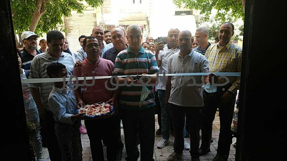 رشدي: زيادة الانتاجية وتصريف المخزون الراكد هدفنا الاساسي بالشوربجي كتب/ حسن أبو خزيم في إطار اهتمام الدولة المصرية بتطوير شركات قطاع الأعمال بهدف استغلال الأصول غير المستغلة والاهتمام بتدريب العمالة لزيادة الخبرات المصرية في كافة للمجالات من خلال الدورات التدريبية وهو ما تركز عليه الحكومة ووزارة قطاع الأعمال منذ فترة وبدأ يؤتى ثماره فى بعض الشركات والمصانع مع تنشيط ووجود دماء جديدة وقيادات ذات كفاءة ولديها القدرة على الاستمرارية فى العمل والعطاء. اكد عيد رشدى رئيس مجلس إدارة شركة الشوربجى للغزل والنسيج في تصريحات خاصة انه تم افتتاح عددا من المنافذ لعرض منتجات الشركة بهدف زيادة الاتتاحية والأرباح وهو مانسعي اليه حاليا لوضع خطة وتنفيذ تكليفات هشام توفيق وزير قطاع الاعمال واللشركة القابضة للغزل والنسيج برئاسة الدكتور احمد مصطفى وحرصه الدائم بزيادة المنافذ والمعارض لتصريف المخزون الراكد لدي بعض للشركات لافتا الي افتتاح منفذ العاملين بالشركة مع وجود تسهيلات في السداد علي 6 شهور والمخزون الموجود حاليا لايتجاوز 2%من الانتاج بسبب للسياسة التي تم أتباعها في تصريف المخزون مع تحقيق دخل كبير للشركة حيث يوجد للشركة 11 معرضا بالمحافظات وتطويرها خلال الفترة الماضيه بعد أن توليت المسؤلية مع توفير زي موحد للعاملين في بالمعارض علاوة علي افتتاح معرض للشركة بمقر الجهاز المركزي للمحاسبات ولاقي ترحيبا كبير ومسعي لزيادة تلك المعارض واشار رشدي الي انه تم تجديد معرض العصافرة وافتتاحه مع زيادة المبيعات علاوة علي تجديد مصيف للعاملين بالعصافرة و لاستقبال اجازات العاملين في الصيف في اطار الاهتمام بهم بدلا من المصايف الخاصة لافتا الي انه من الامور التي تؤكد حرص العاملين علي الشركة عملنا علي تجديد واصلاح وحدة ترطيب الغزل وادت الي زيادة الانتاجية بعد أن تم تفكيكها منذ فترات وعرضها البيع مؤكدا أن لدينا عمالة مهرة قاموا لاعادة تاهيلها مع شراء قطع غيار لها ولم تكلف الشركة التزامات مالية وقبلها قام العمال باصلاح الغلاية والتي كانت تتكلف خارج الشركة اكثر من مليون جنيه ولكن بسواعد العمالة تم اصلاحها داخل الشركة والتي ادت الى مضاعفة الإنتاج، لافتا الي وجود تراكمات مالية علي الشركة منها فواتير للمياه منذ سنوات طويله وقمنا بالاتفاق مع شركة مياه الشرب والصرف الصحي بالجيزة بجدولة المديونية بجههود من د احمد مصطفى تم سداد مليون جنيه دفعة واحدة مع الالتزام كل 6 شهور بسداد 500 الف جنيه بهدف سداد الديون المتراكمة.