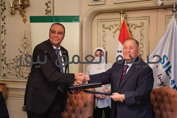 توقيع بروتوكول تعاون بين اتحاد المستثمرين و سيمنس العالمية للتكنولوجيا كتب/ ماهر بدر أكدت ياسمين خميس ، الرئيس الشرفي للاتحاد المصري لجمعيات المستثمرين ، علي أهمية التعاون والشراكة بين الكيانات المختلفة ، لتحقيق إنجازات أكبر، و جاء ذلك خلال توقيع بروتوكول تعاون بين اتحاد المستثمرين ط وشركة ( سيمنس ) العالمية للتكنولوجيا . وقالت ياسمين خميس : لا شك أن مثل هذه الملتقيات ، وهذه الشراكات ، أصبحت في واقعنا المعاصر ، ضرورةً مهمة ، وركيزةً أساسية ، من أجل تحقيق المزيد من النجاحات ، فالتعاون كلمة طيبة الوقع ، عظيمة الأثر ، ونحنُ جميعاً نباركُ هذا التعاون ، وندعو للمزيد ، ونطمئنُ الجميع ، أن مصرَ علي الطريق الصحيح ، وأنها قطعت شوطاً عظيماً علي طريق التنمية ، وأن مُناخ الاستثمار فيها ، آمن ومضمون ، ومصر تفتحُ ذراعيها للجميع . وبدوره أثني الدكتور محرم هلال ، رئيس اتحاد المستثمرين ، علي جهود الشركة ، وما قدمته لمصر ، وبخاصة في قطاع الكهرباء ، داعياً إلي الاستفادة بخبرات الشركة ونجاحاتها ، في قطاع الاستثمار في مصر .. كما أكد هلال ، حرص القيادة السياسية والحكومة ، علي تذليل العقبات أمام المستثمرين ، وتقديم التسهيلات اللازمة لدعم قطاع الصناعة ، و تعميق التصنيع المحلي . وفي كلمته أعرب الأستاذ وائل عمر ، النائب الأول لرئيس شركة سيمنس ، ورئيس الصناعة الرقمية ، عن سعادته بالمشاركة في هذا التحالف الاستراتيجي مع اتحاد المستثمرين ، وهو ما يستهدف المساهمة في تطوير الصناعة المصرية ، ونقل الخبرات العملية ، للنهوض بالمنتج المصري ، والوصول به للمعايير العالمية ، بما يتماشى مع الجيل الصناعي الرابع ، ومتطلبات السوق المصري ، بهدف تقليل الاستيراد ، وخلق فرص عمل جديدة ، وتوفير النقد الأجنبي . كما أكد الأستاذ وائل عمر ، أن الهدف المحوري لهذا التحالف ، هو نقل تكنولوجيا وثقافة الجيل الصناعي الرابع ، للمساعدة في تأهيل الكوادر الفنية ، فى عدة مجالات ، عن طريق المساعدة فى توفير مراكز التدريب المتطورة ، وتقديم المحاضرات المتخصصة والتعليمية اللازمة ، لرفع توعية الطلاب وحديثي التخرج ، بالإضافة الي ورش العمل الفنية للمهندسين و الاستشاريين. شهد فعاليات الاجتماع ، المهندس أسامة حفيلة ، النائب الأول لرئيس الاتحاد ، الدكتور محمد خميس شعبان ، أمين عام الاتحاد ، والدكتور محمد سعد ، والمهندس علي حمزة ، والمهندس عبد الله الغزالي ، والمهندس علاء السقطي ، نواب رئيس الاتحاد ، والمهندس محسن الجبالي ، عضو مجلس إدارة الاتحاد ، و الدكتور محي حافظ ، عضو المكتب التنفيذي ، كما شهدالفعاليات ممثلون عن الشركة في قطاعات مختلفة. وفي ختام اللقاء ، دار حوار مفتوح بين الجانبين ، وأهدي رئيسا اتحاد المستثمرين ، درع الاتحاد ، للأستاذ وائل عمر