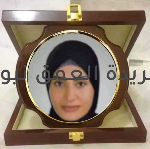 نفسك ثم نفسك ثم نفسك (حب الذات) بقلم/ فوزية الدخاخنى متابعة/ سامح الخطيب البعض منا يملك روح التضحية التي تقوده إلى مساعدة الآخرين بإخلاص، وإثار الأخرين على الذات، وبذل كل جهد حتى النزيف من أجل إسعاد الاخرين، حاملين مبدأ أسعد لكي تسعد، وهنا يستوفنا أمرا هاما جدا، ألا وهو هل هذا سلوك و معتقد صحيح أم خطأ، أم ماذا؟ دعونا نفكر بالأمر بشكل أكثر وضوحا، الان ليس معنى التضحيه عدم الأخذ والإستفادة من الأخرين لكي لا نفسد تضحياتنا، وأيضا لا يعني حب الذات هو الأخذ دون العطاء، ولكن كل شيء يسير في الوسط فهو عين الإعتدال، فإذا ما أردنا تحقيق الإعتدال، علينا بالنظر للأمور من ناحية سليمة، ألا وهي أن النفس هي كا الغير تحتاج منك أيضا التضحيات والمساندة لتكون أفضل، وهذا ليس أنانيه، ولكن كيف تهلك نفسك من أجل الآخر وبالمقابل تهمل ذاتك، فما ستعطيه لنفسك بالطبع سيعود على الأخرين، لكن إجهاد الروح يعني نفاذ رصيد العطاء، لذلك إجعلوا دوما النفس مثل الآخر لها حقوق مثلما عليها واجبات، وإجعلوا التعاون والمشاركة بدلا من الخدمه دون مقابل، لأن هذا سيجعل الأآخذ أناني وسيعتبر كل ما تقدمه له حق مكتسب.