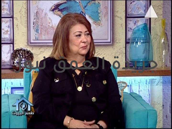  جيهان فؤاد: أدافع عن سنوات عمري وكفاحي ورسالتي كتب/ محمد صوابي أعلنت الدكتورة جيهان فؤاد، مقرر فرع المجلس القومى للمرأة بالقليوبية، أنها تدافع عن سنوات عمرها وكفاحها ورسالتها وتدافع عن كيان هي من مؤسسيه ولا تستهدف من ذلك العودة اليه ولكن رد اعتبارها المعنوي والتبصير باهمية المكان وكيف يدار بلا منهجية ولا احترام للقانون. أعلنت الدكتورة جيهان فؤاد مقرر فرع المجلس القومى للمرأة بالقليوبية، انه تمت إقالتها بسبب دفاعها عن المرأة ومناهضة التمييز ضدها بعد سنوات طويلة من النضال والكفاح في تأسيس فرع المجلس القومي للمرأة. وقالت الدكتورة جيهان فؤاد، أن قرار مايا مرسى بإقالتى وسام على صدرى، فبعد سنوات طويلة من النضال والكفاح فى تأسيس وإدارة فرع المجلس القومى للمرأة بالقليوبية تم إقالتى بسبب وحيد وهو دفاعى عن حق المرأة فى تولى منصب رئاسة جامعة بنها، حيث إعترضت رئيسة المجلس على دعمى للمرأة لتولى منصب رئاسة الجامعة. وأضافت الدكتورة جيهان فؤاد أن الدكتورة مايا مرسى هددتنى فى مكالمة تليفونية بالإقالة لأننى تجرأت وأصدرت بيانا صحفيا باسم فرع المجلس القومى للمرأة بالقليوبية ضد إستبعاد السيدات من منصب رئاسة الجامعات والأخطر من ذلك أنها تدخلت لمنع نشر هذا البيان وحذفه من بعض المواقع الصحفية، وأصدرت قرارها رقم 150 لسنة 2021 بإلغاء عضويتى وإقالتى من الفرع بحجة الصالح العام. وتابعت الدكتورة جيهان فؤاد انني اديت واجبي المنوط بي في رفض العنف والتنمر الذي تم ممارسته ضد قيادة نسائية عميدة بجامعة بنها في استبعاد اسمها من السيدات لرئاسة جامعة بنها وهي قيادة شاركت في مبادارات الرئيس مع الفرع واول من انشأ نادي للمرأة لمساندة السيدات ومناهضة العنف ونتيجة لذلك تعرضت أنا للعنف والتنمر من السيدة رئيسة المجلس القومي للمرأة حيث قامت بالضغط عليا تليفونيا لتقديم اعتذار عن رئاسة الفرع وعقب حوار تليفوني، قامت بعده باصدار قرار بإقالتي. وأوضحت الدكتورة جيهان فؤاد، دون مراعاة لتاريخ طويل من النضال لتمكين المرأة عملت فيه كمقررة للفرع تحت رئاسة السفيرة ميرفت التلاوي فِي زمن الاخوان ومن قبلها كعضوة تحت رئاسة الدكتورة فرخندة حسن، وتبنيت العديد من قضايا تمكين المرأة وكنت سندا لسيدات القليوبية كمتطوعة في خدمة قضايا المراة، وبرغم هذا دأبت السيدة رئيسة المجلس الحالى علي اغتيال القيادات ذوات الخبرة والتاريخ القائمين على معظم الفروع بالضغط معنويا وادبيا. وتابعت الدكتورة جيهان فؤاد، أن الضغط الذى تم ممارسته على كمقررة الفرع تم بطرق غير مباشرة لتقديم اعتذار عن رئاسة الفرع ويتم تشكيل الفروع بالمجاملات وبلا منهجية، وهو ما أدي الي فروع ضعيفة تعمل بتقديم ارقام فقط وليس اثرا علي الارض علما ان الفروع تعمل بلا ميزانية ولا خطة وتدار مركزيا في الوقت الذي تتجه فيه الدولة الي اللامركزية واتساءل كيف وهي المنوط بها رفع الظلم والعنف عن المرأة ولكن تمارس العنف مع المعاونين لها في قضايا المراة. وتسائلت الدكتورة جيهان فؤاد قائلة، كيف ستدافع رئيسة المجلس القومى للمرأة عن باقي النساء ودائما تردد ان المقررات اللاتي امضين سنوات يكفي لهن تلك المدة مع ان هذا التكليف تزيده السنوات خبرة وحنكة وتواصل وهو عمل بلا مقابل في حب الوطن. وأشارت الدكتورة جيهان فؤاد، في ظل العصر الذهبي الذي تعيشه المراة والذي نالت فيه حقوق لم تنالها منذ اكثر من مائة عام بدعم وتمكين فخامة الرئيس، قائلة: أطالب ان يرد ليا اعتباري بعد اغتيالي معنويا وبعد عشرين عاما كنت فيها صاحبة رسالة وقضية انفذها من خلال فرع المجلس القومي للمرأة بالقليوبية.